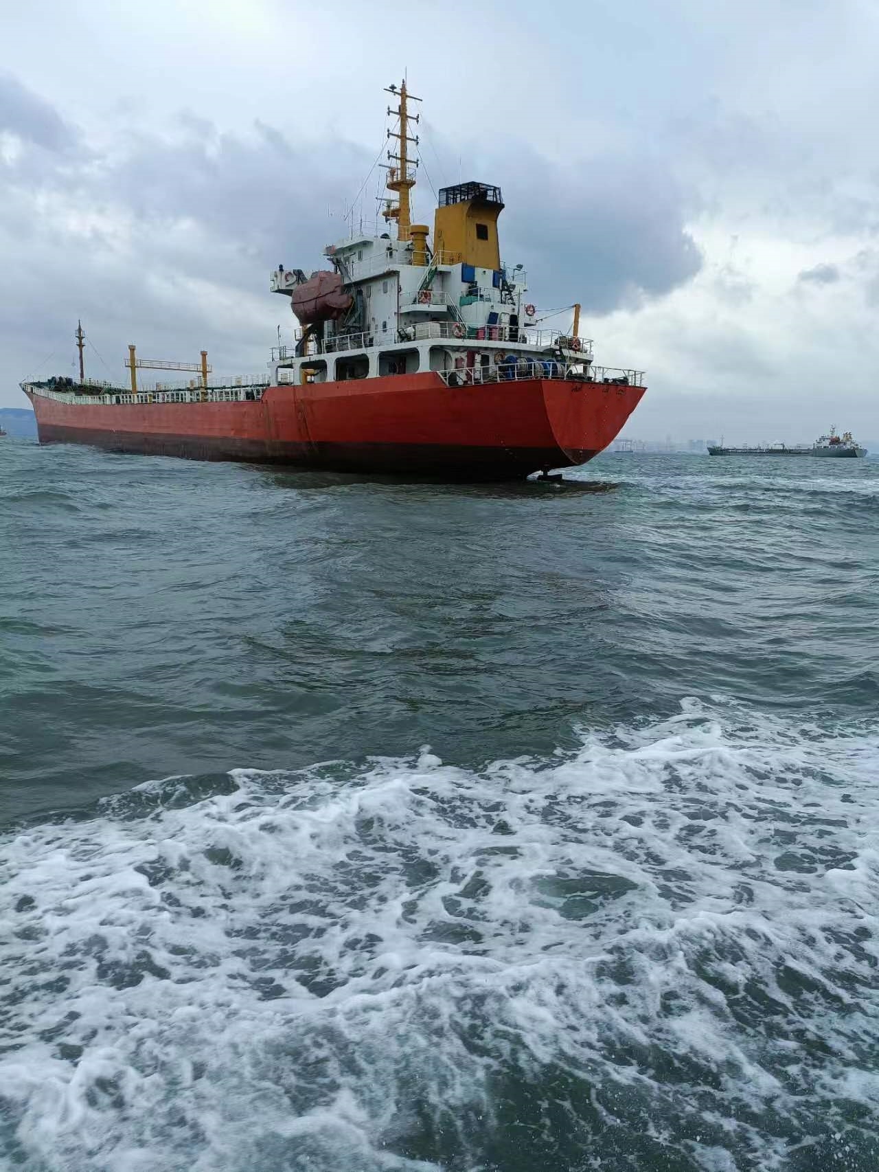 出售7000吨成品油船