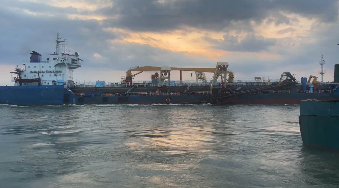 出售10000m³耙吸挖泥船