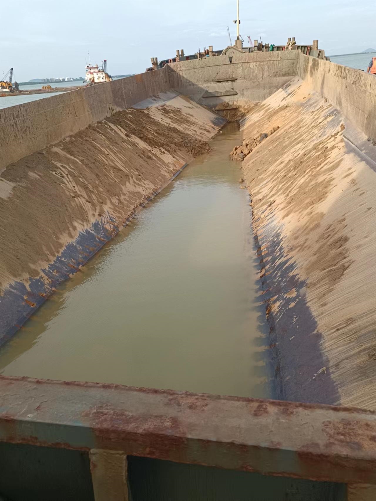 出售1400m³开体泥驳