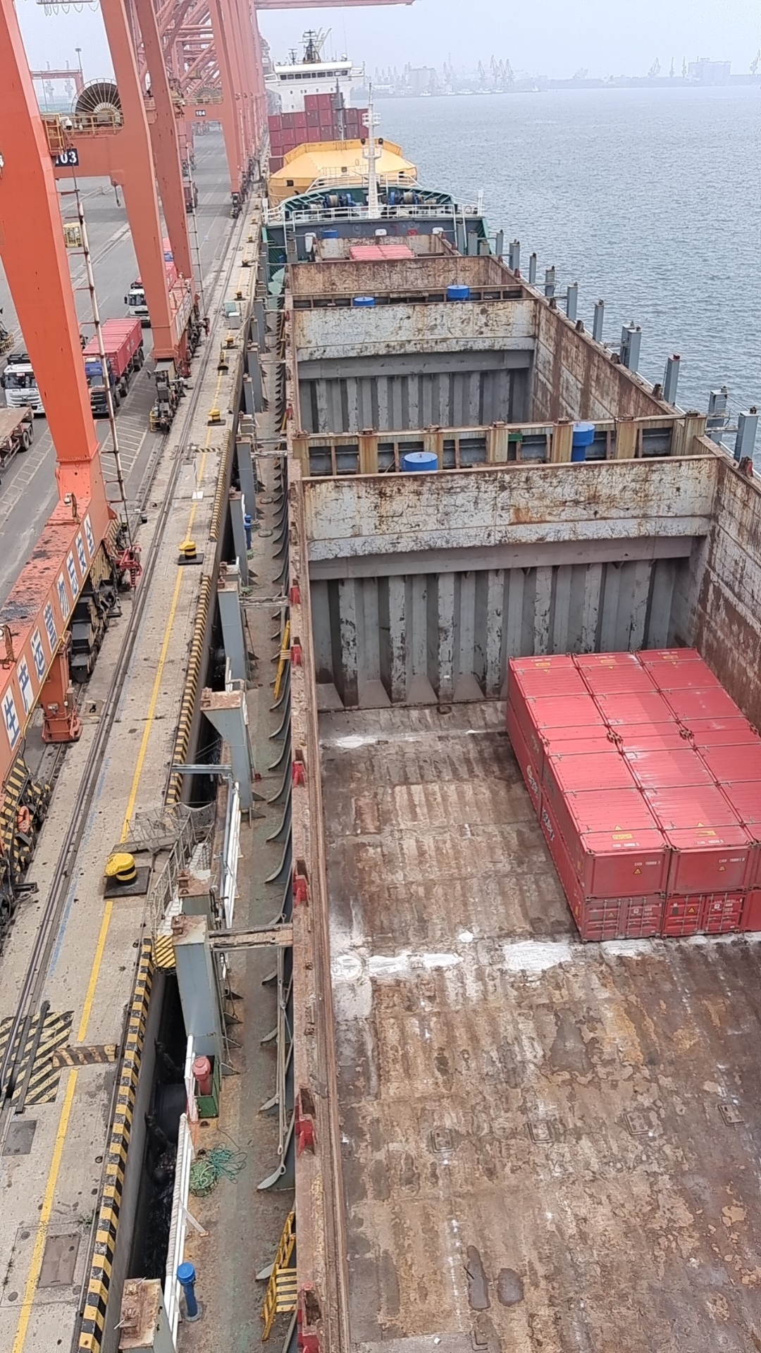 出售648箱集装箱船