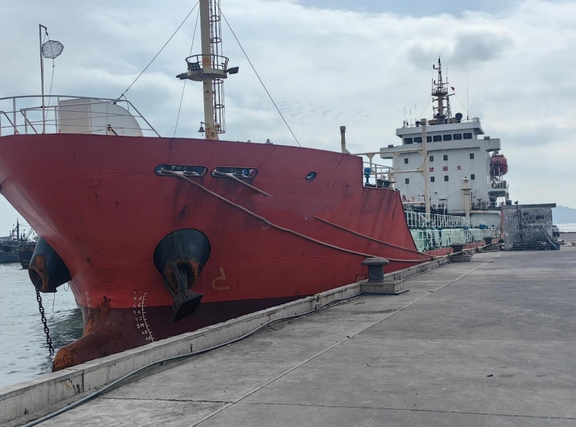 出售4300吨成品油船