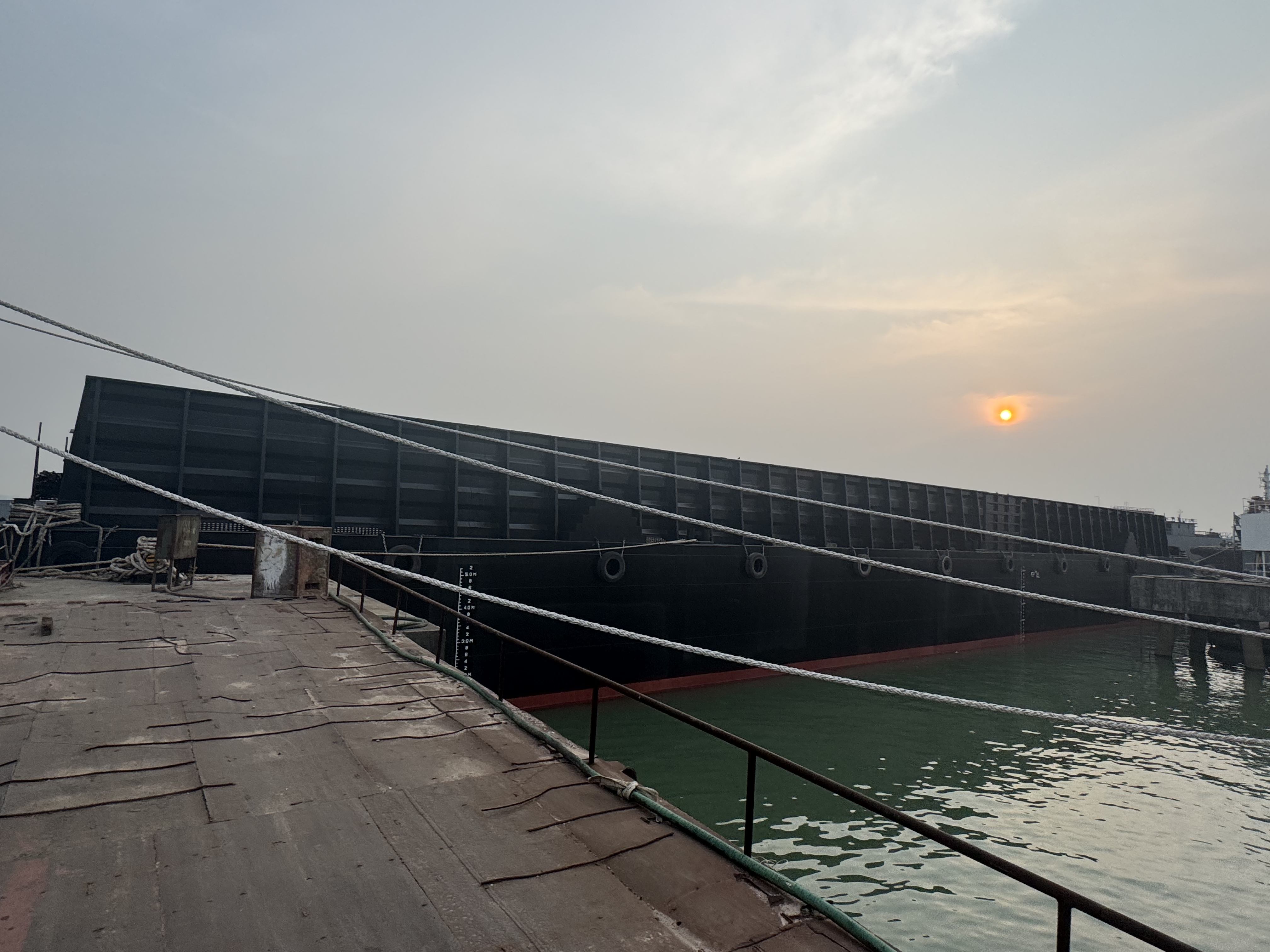 出售310尺无动力驳船