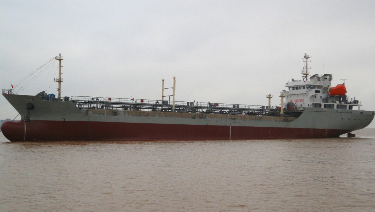 出售4260吨成品油船