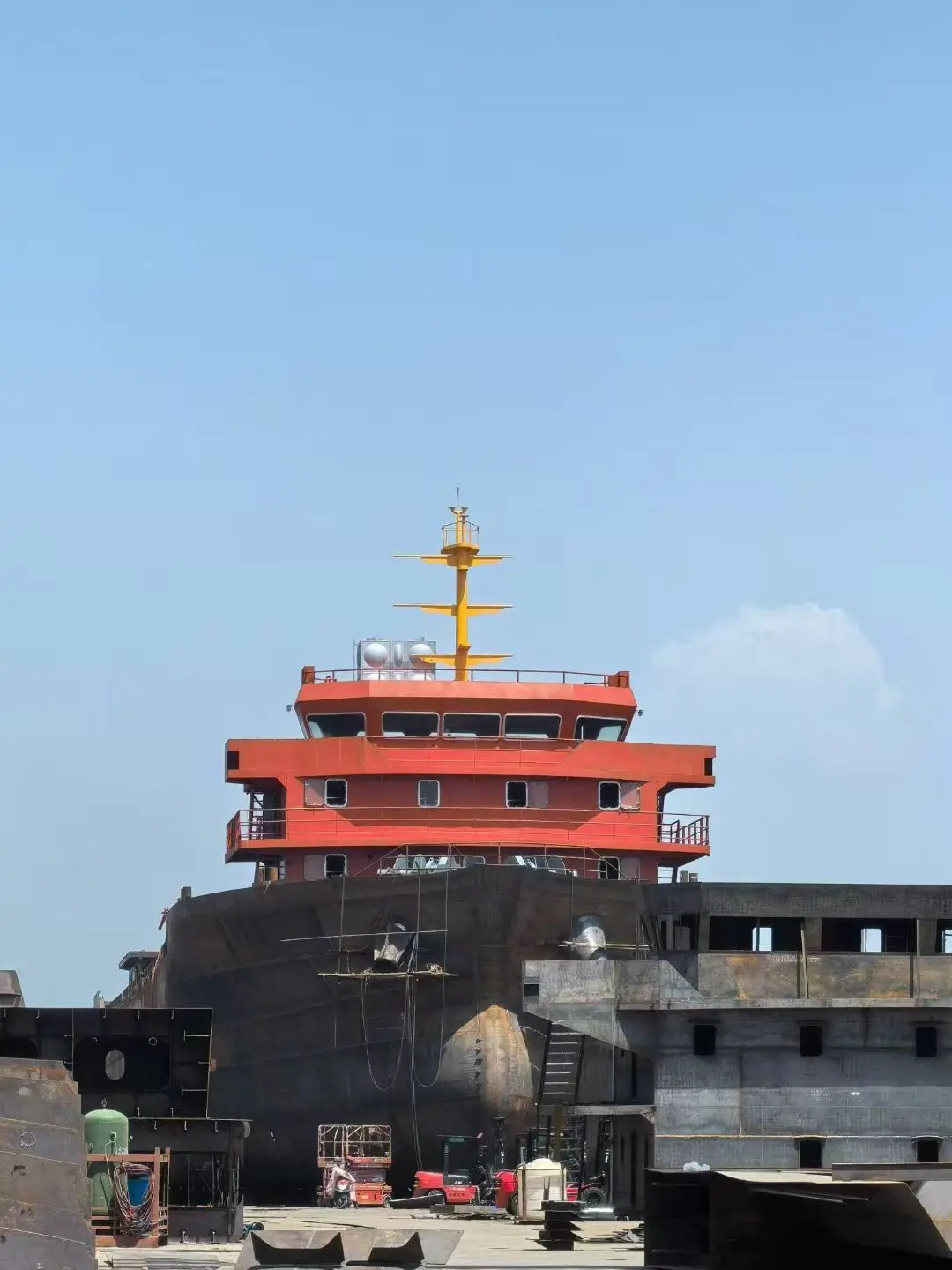 出售在建860箱集装箱船