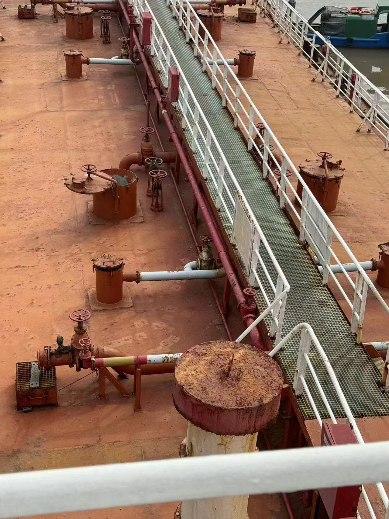 出售3388吨成品油船