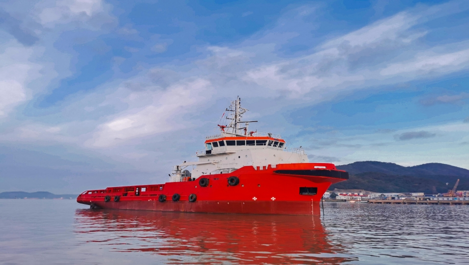 出售7100 马力三用拖轮