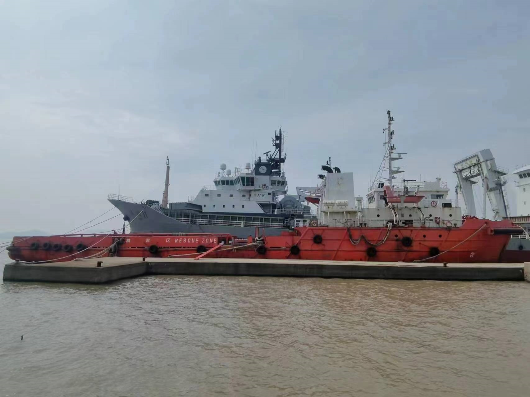 出售8100 马力三用拖轮