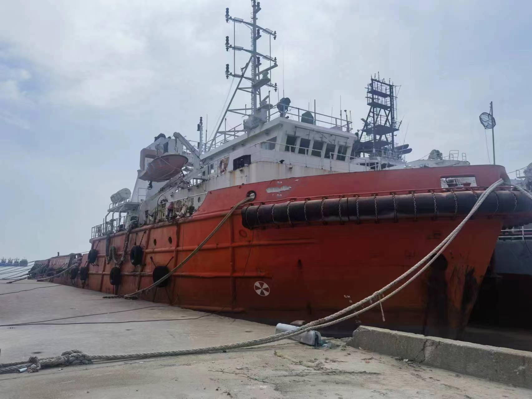 出售8100 马力三用拖轮