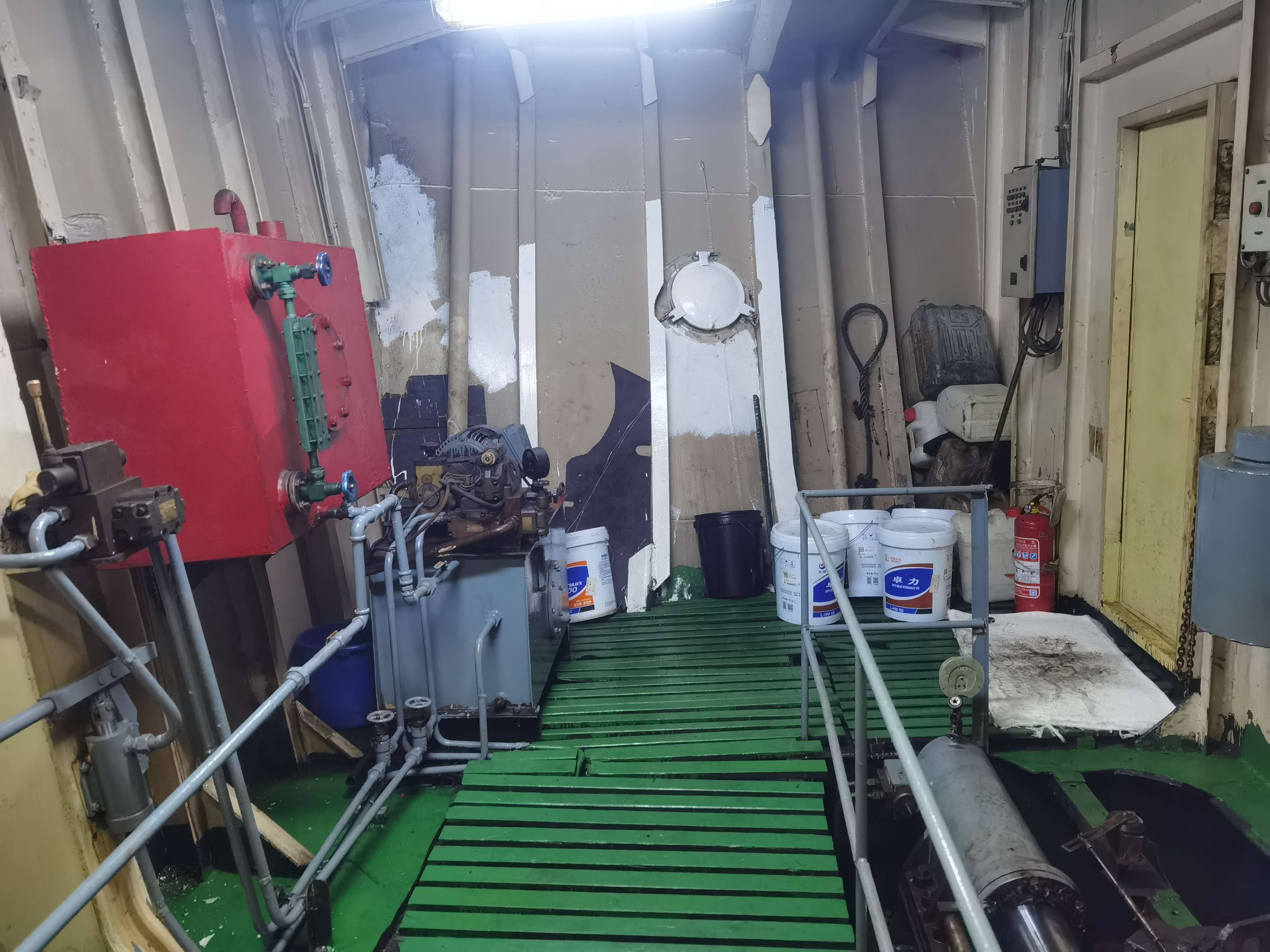 出售2440吨成品油船