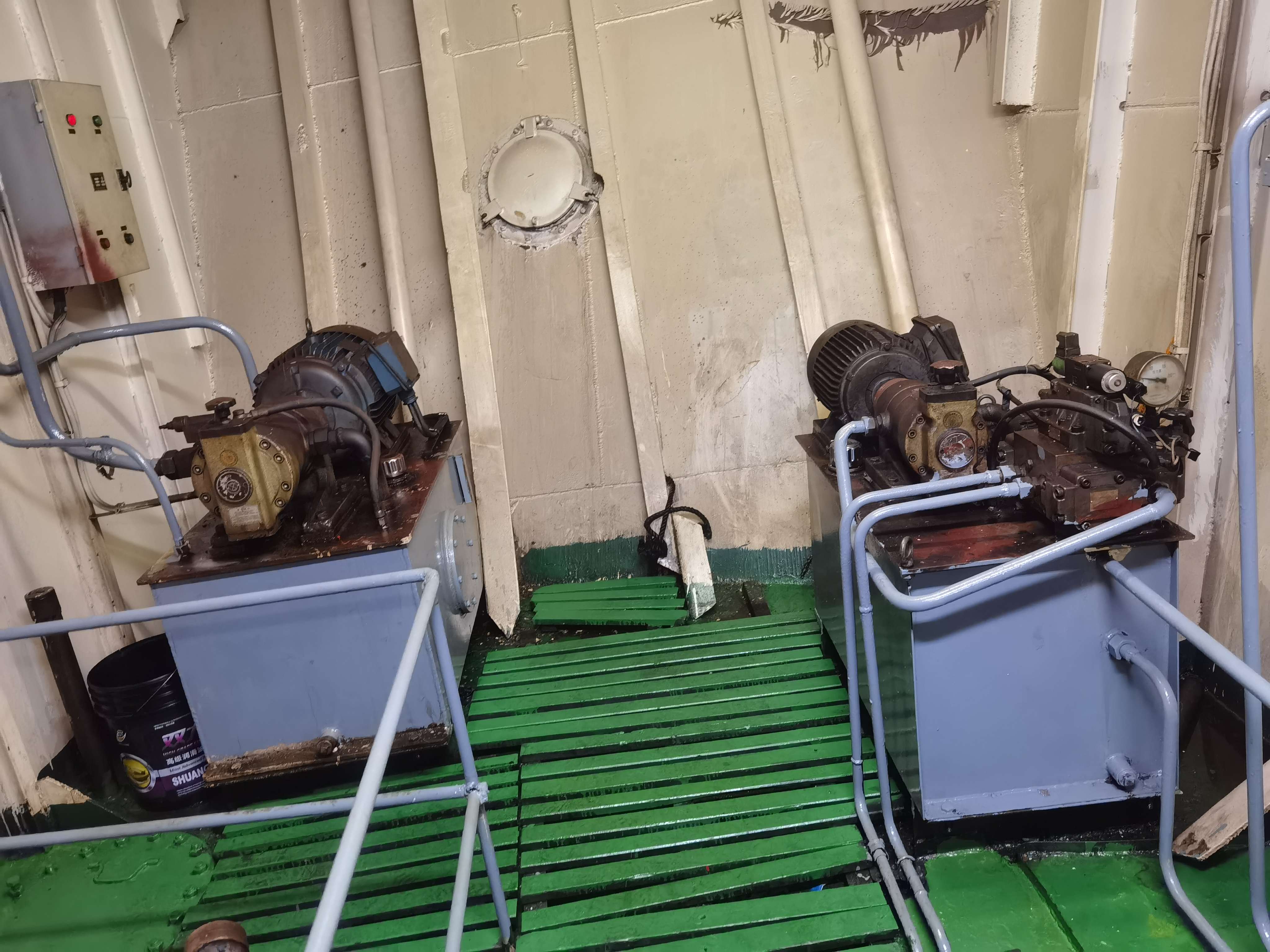 出售2440吨成品油船