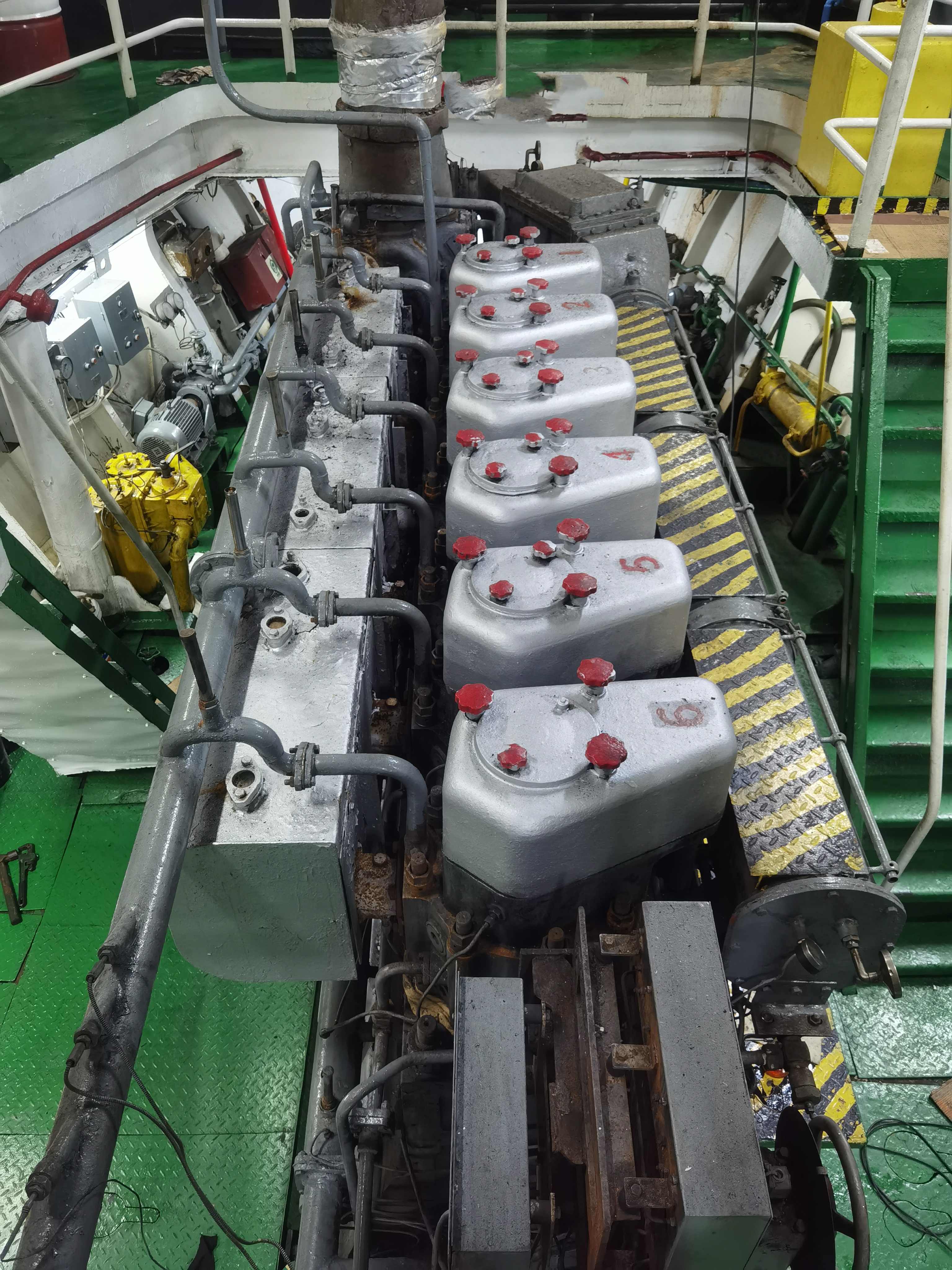 出售2440吨成品油船