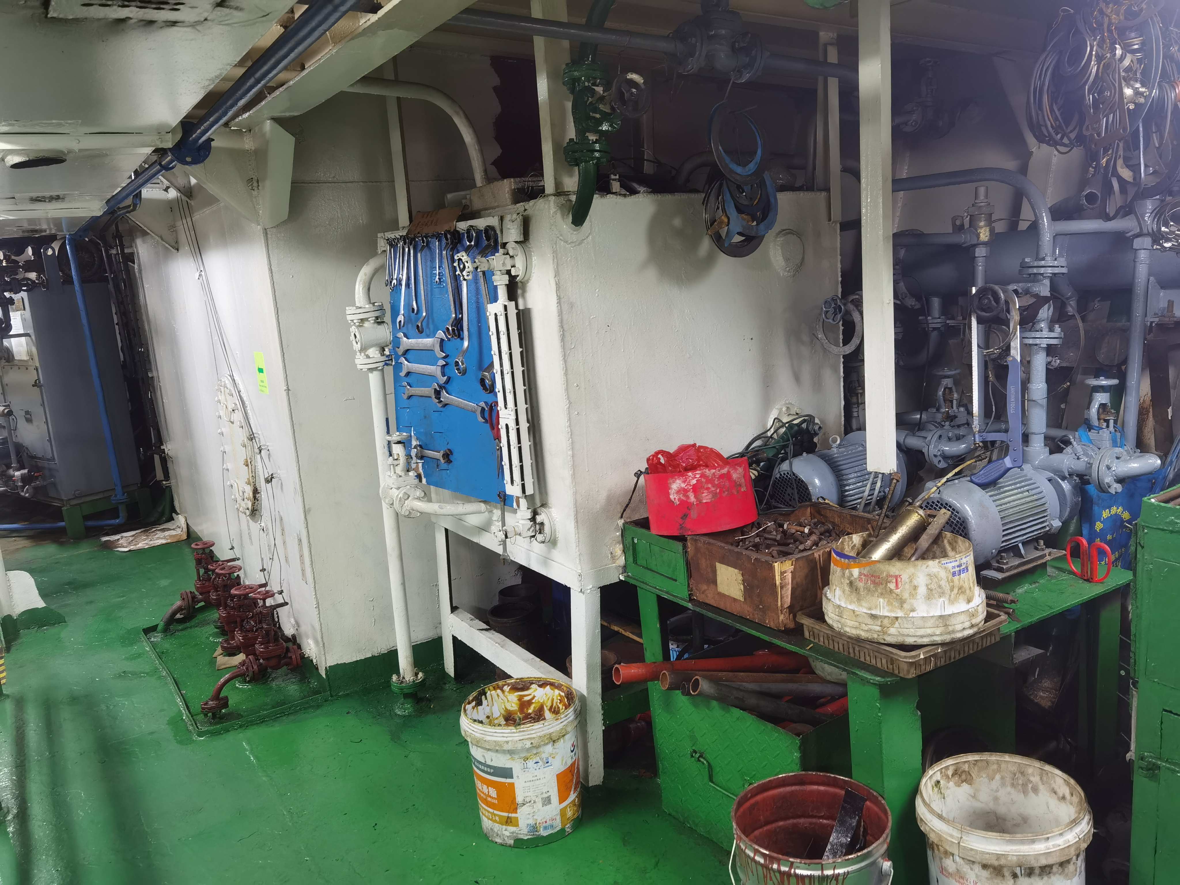 出售2440吨成品油船