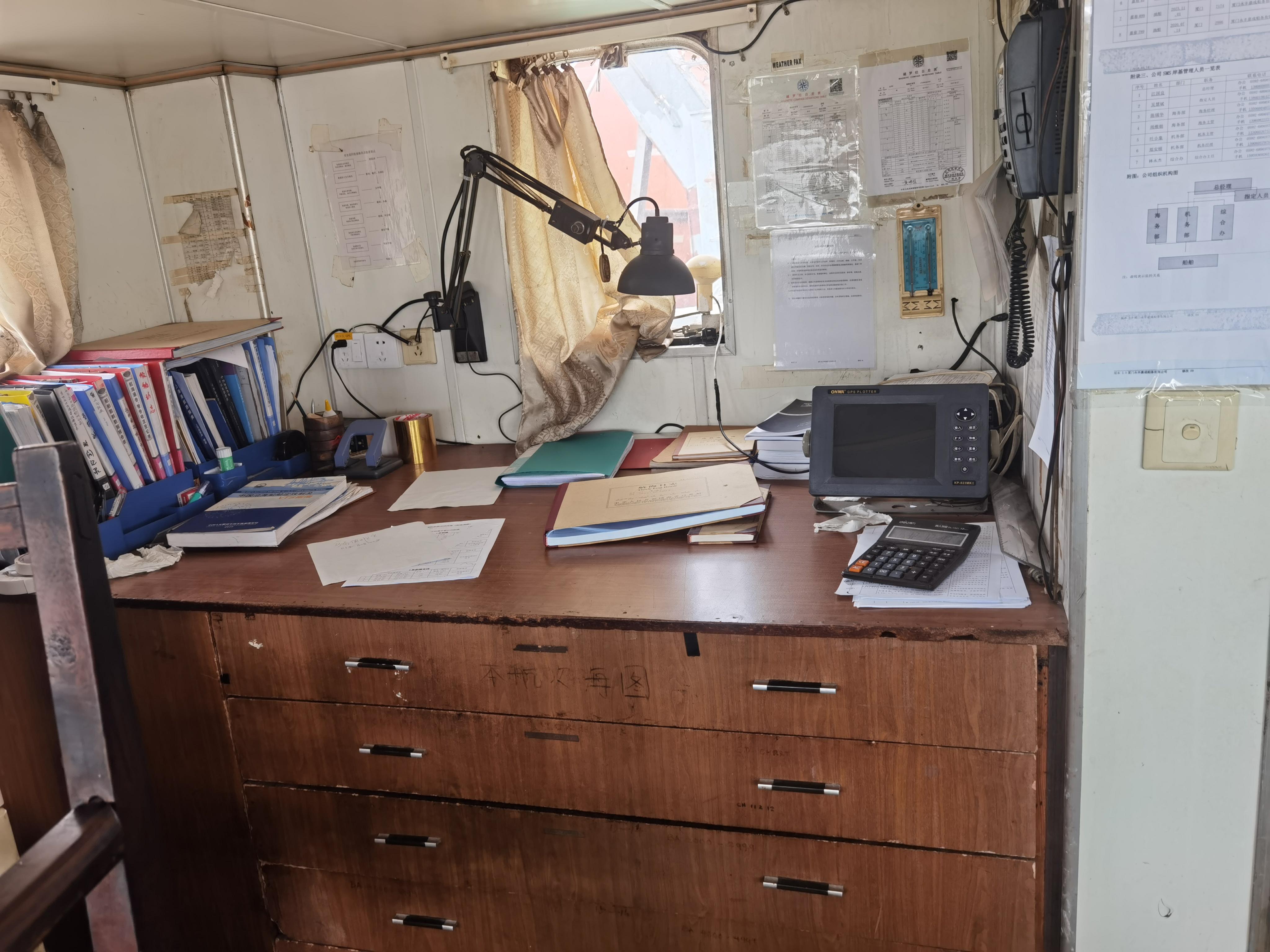 出售2440吨成品油船