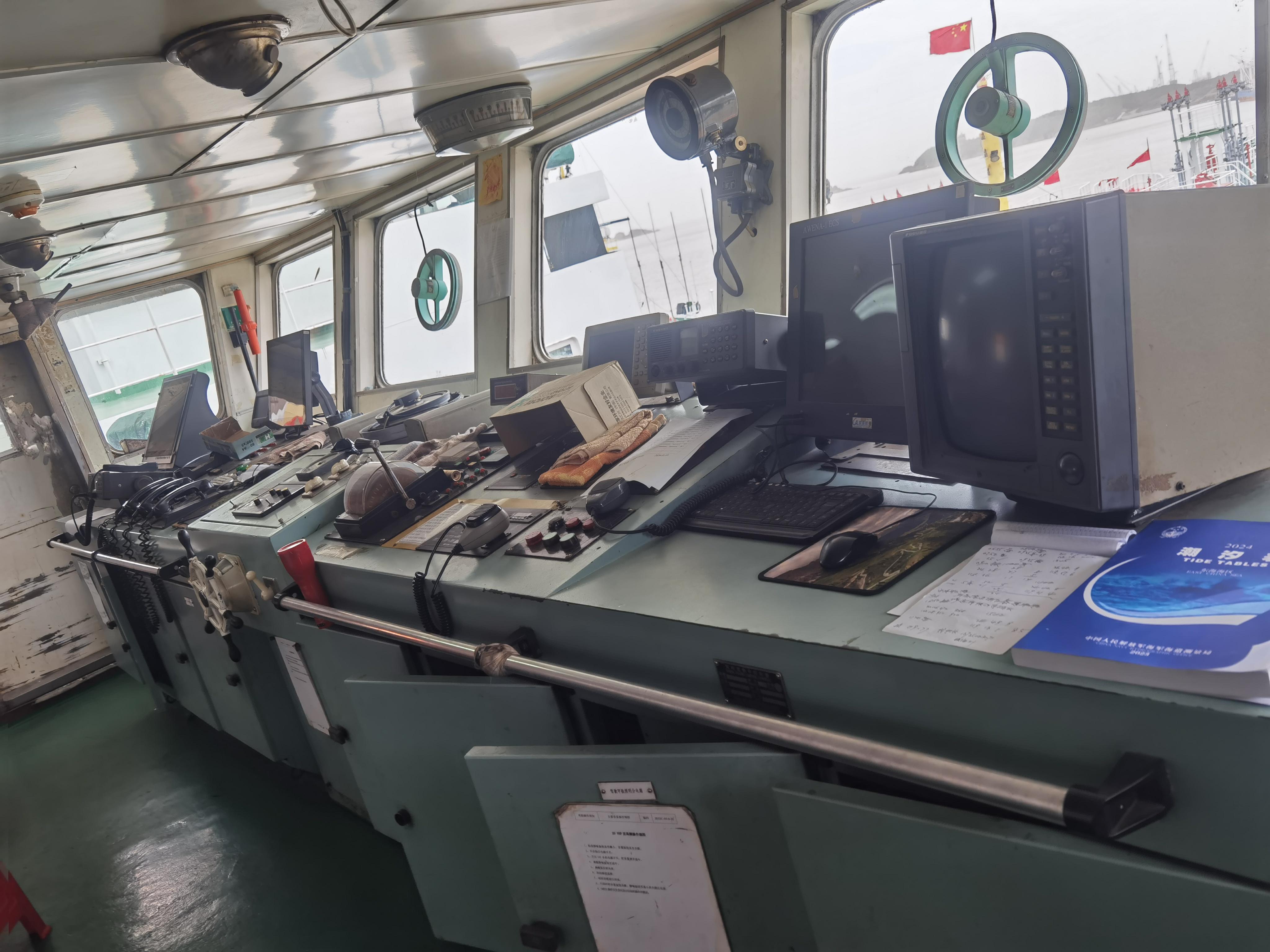 出售2440吨成品油船