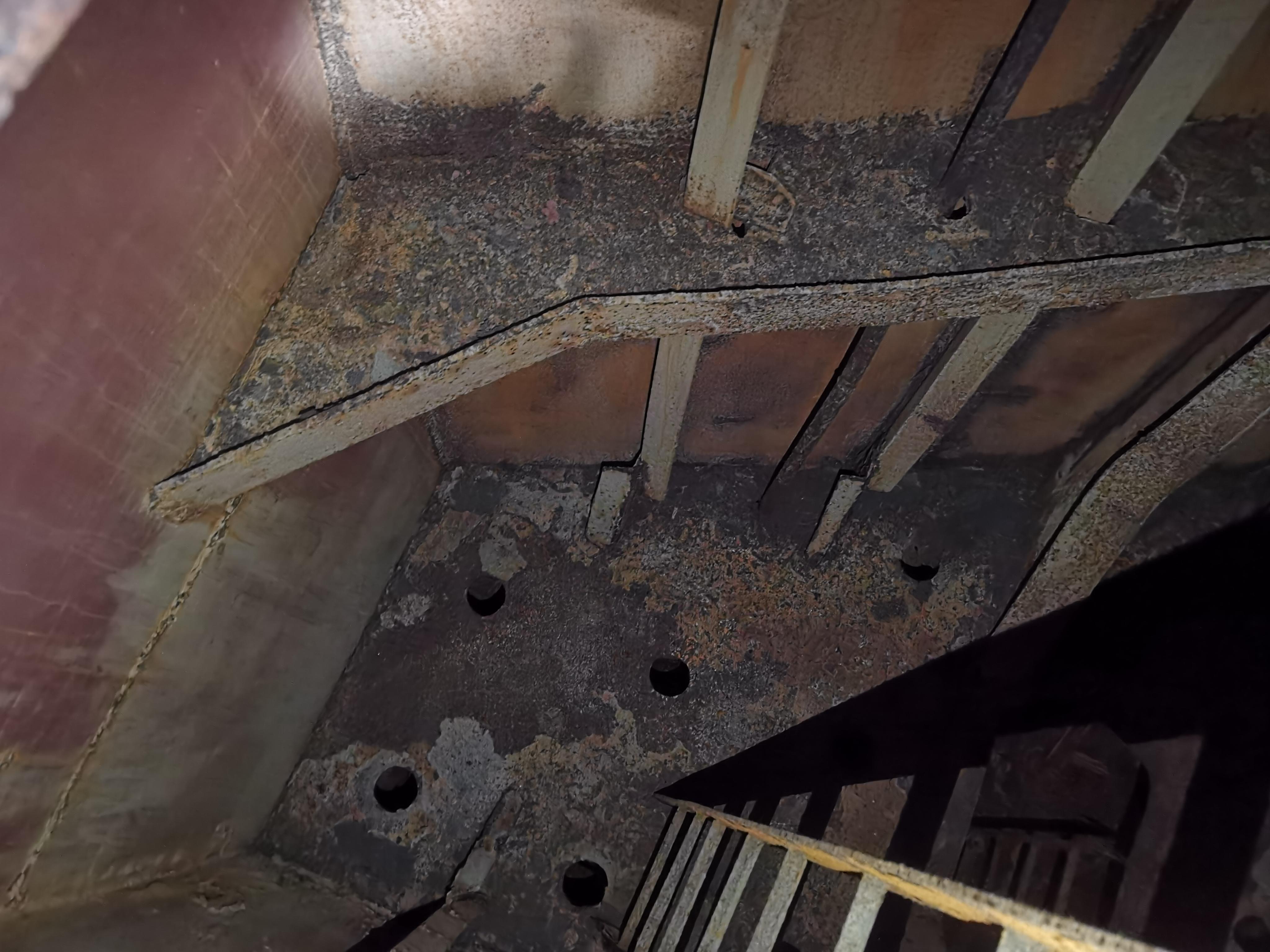 出售2440吨成品油船