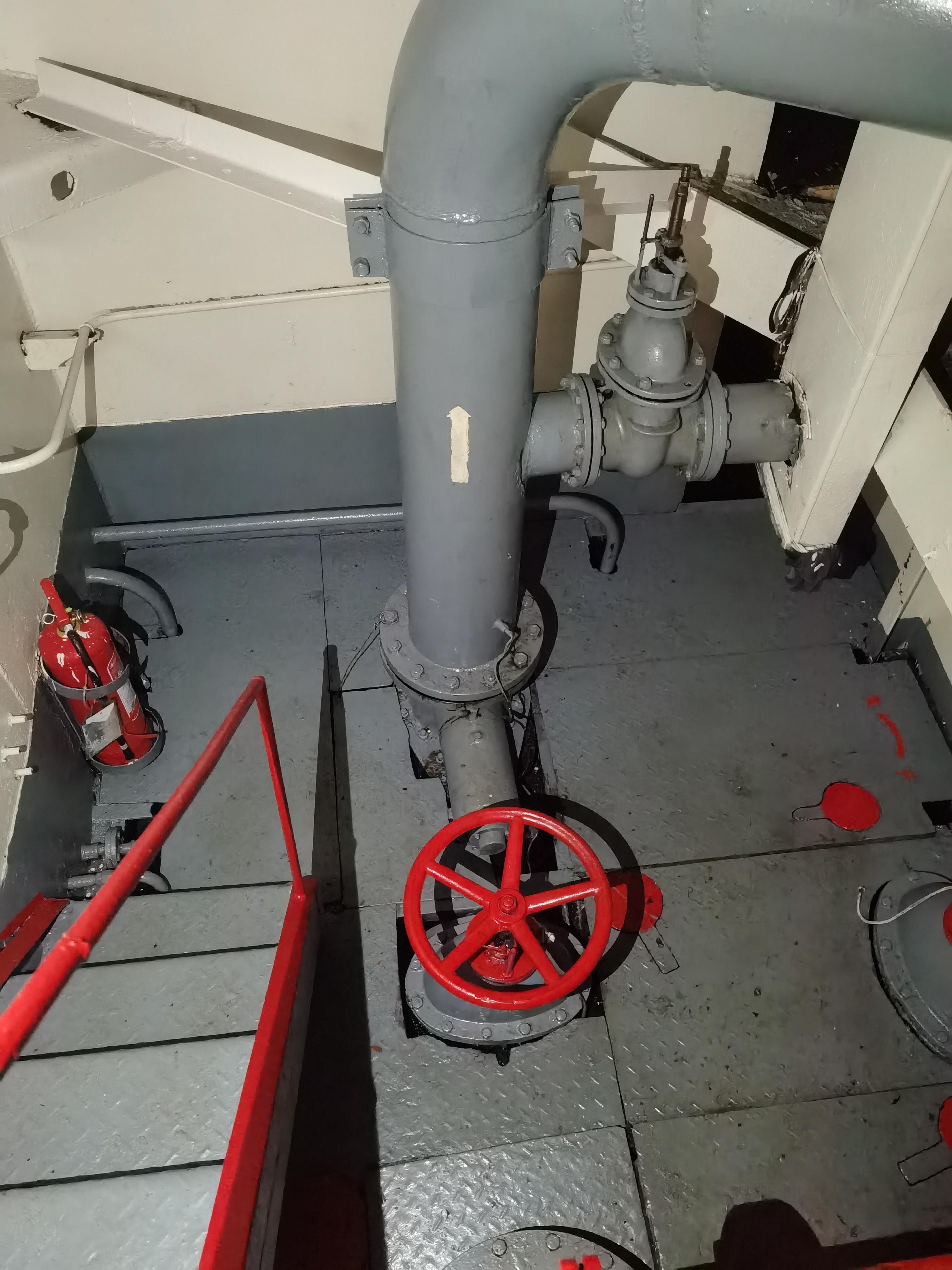 出售2440吨成品油船