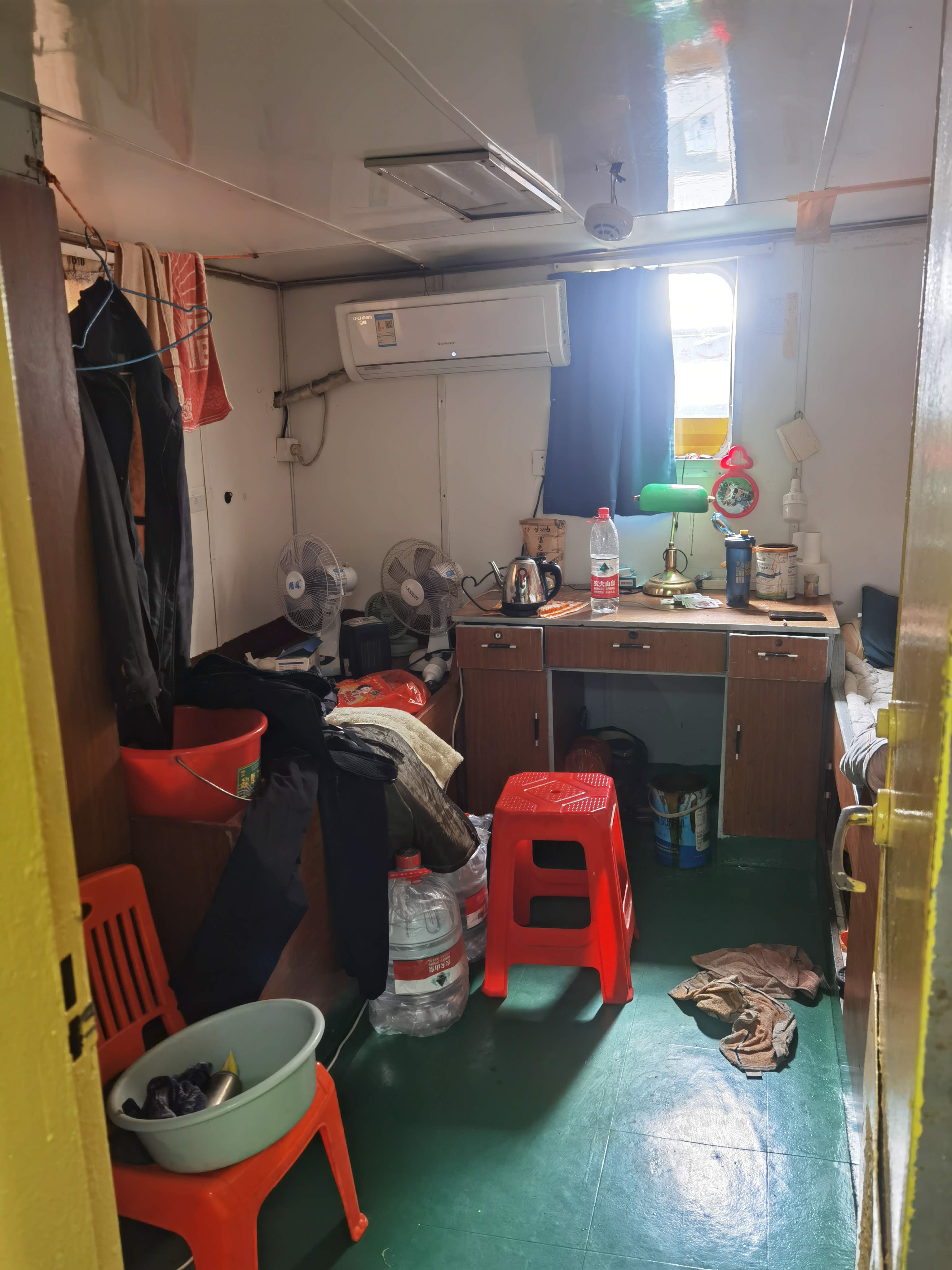 出售2440吨成品油船