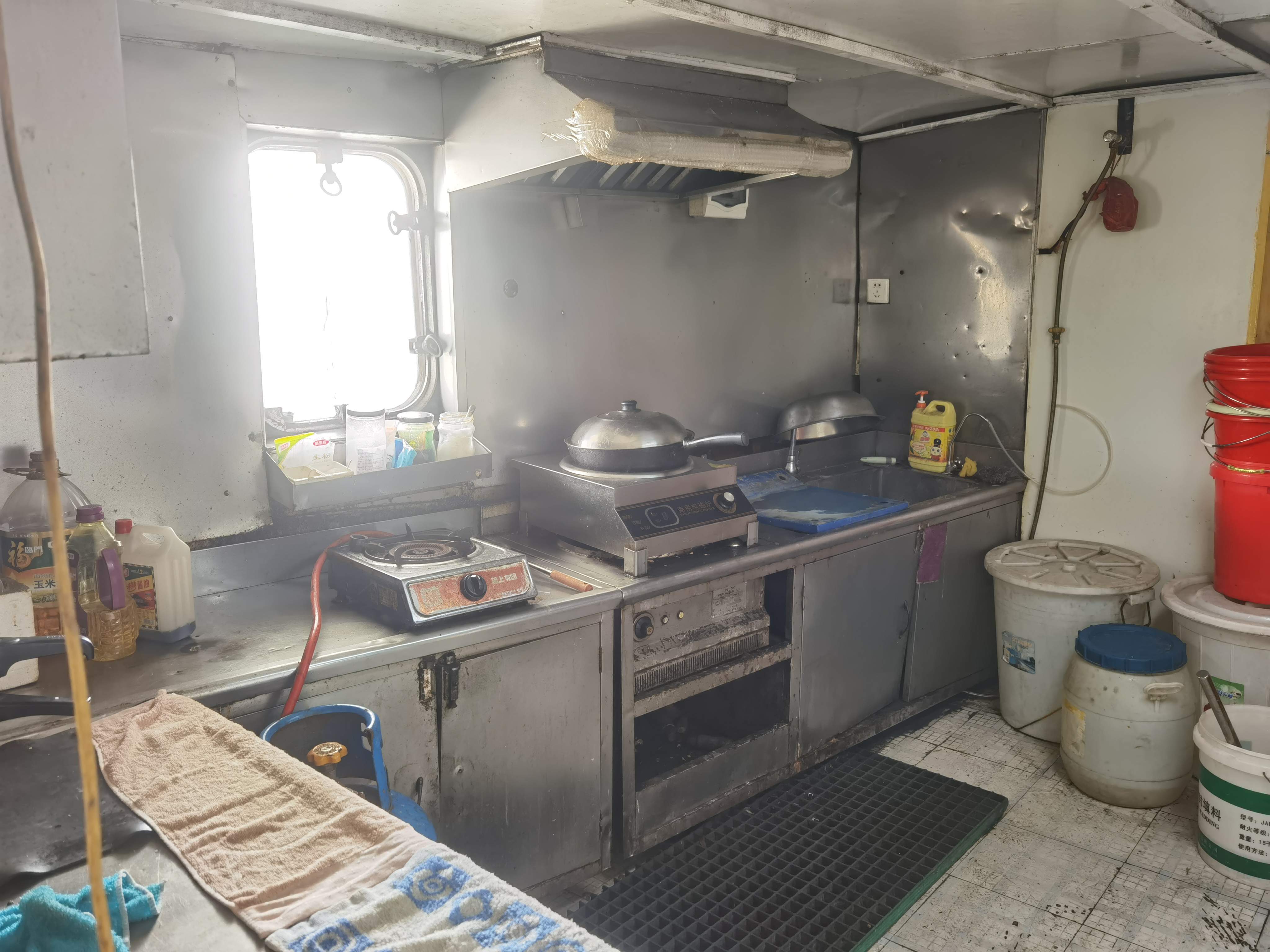 出售2440吨成品油船