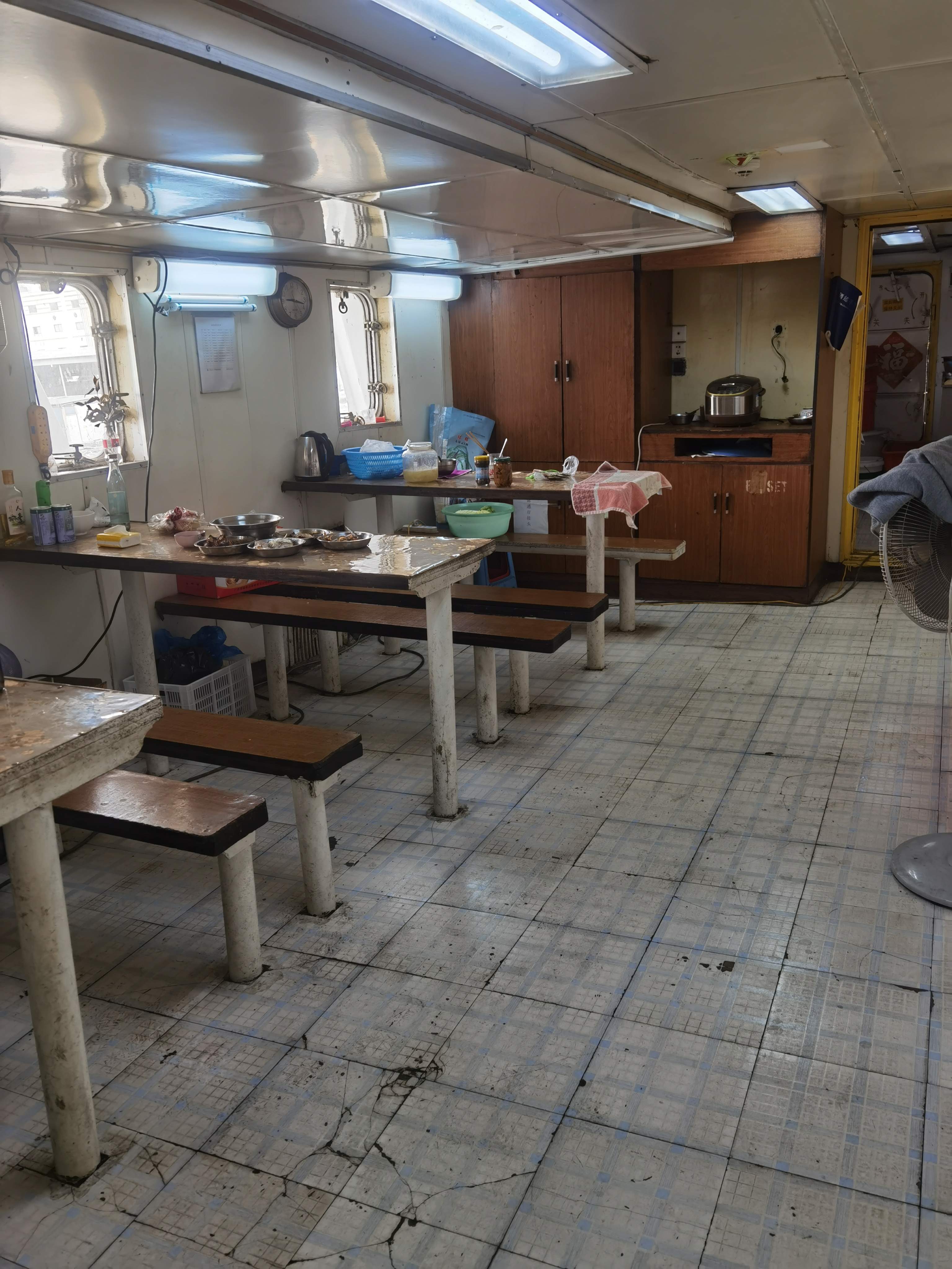 出售2440吨成品油船