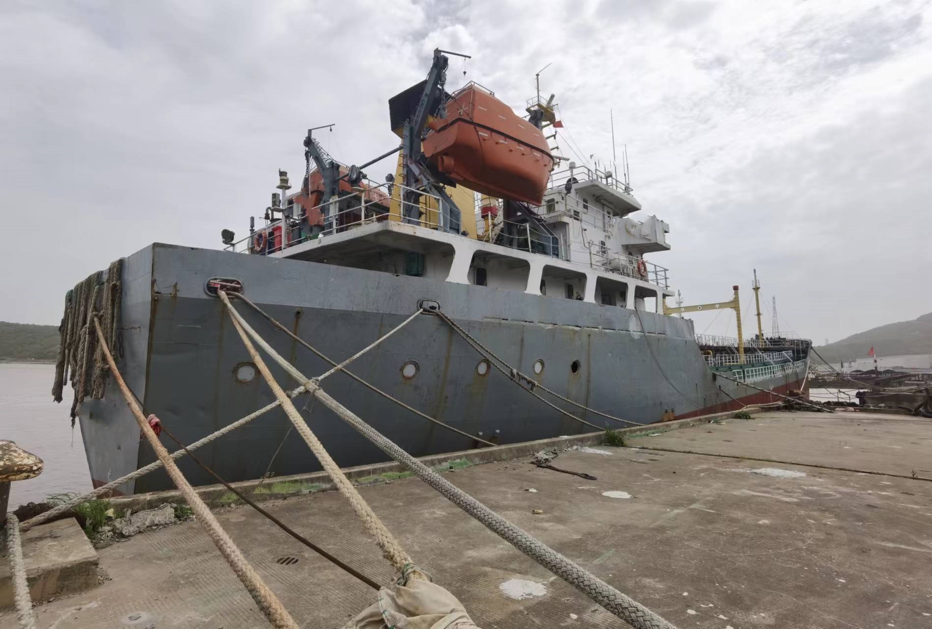 出售2440吨成品油船