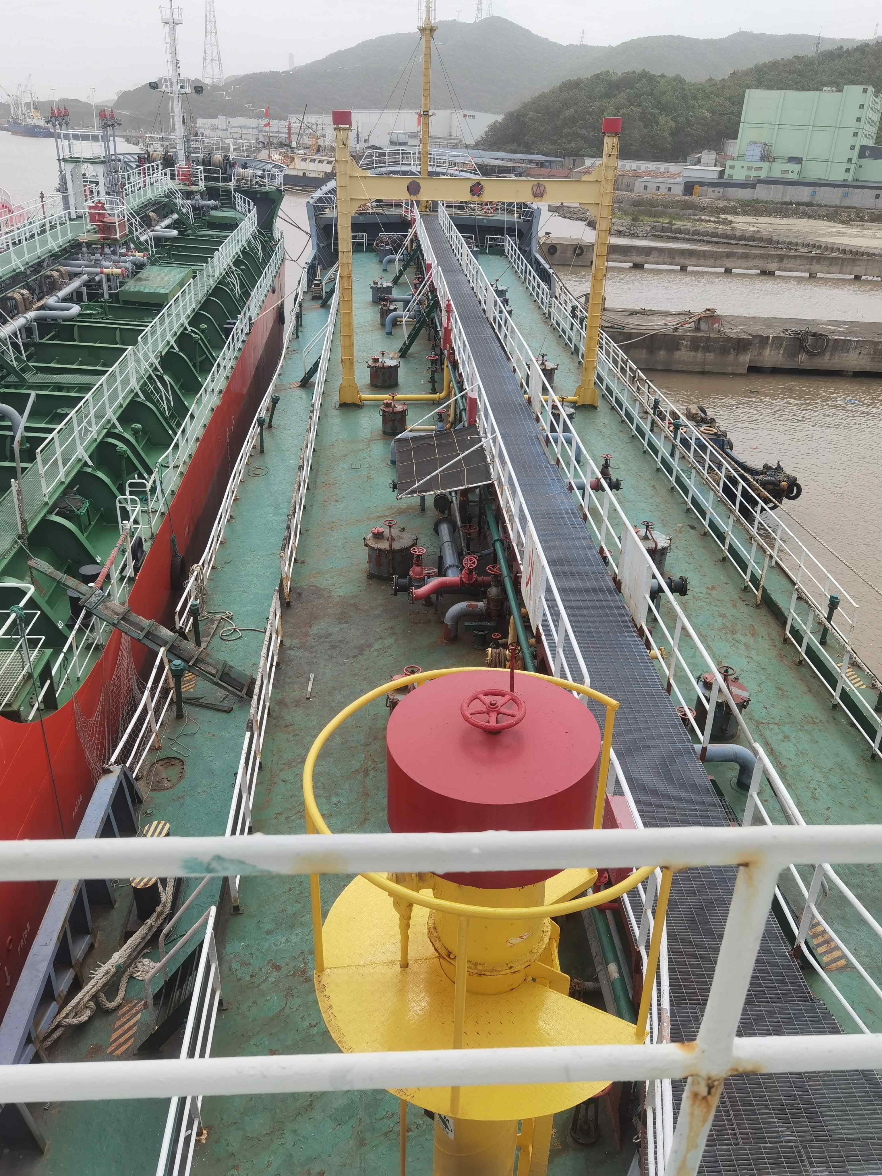 出售2440吨成品油船