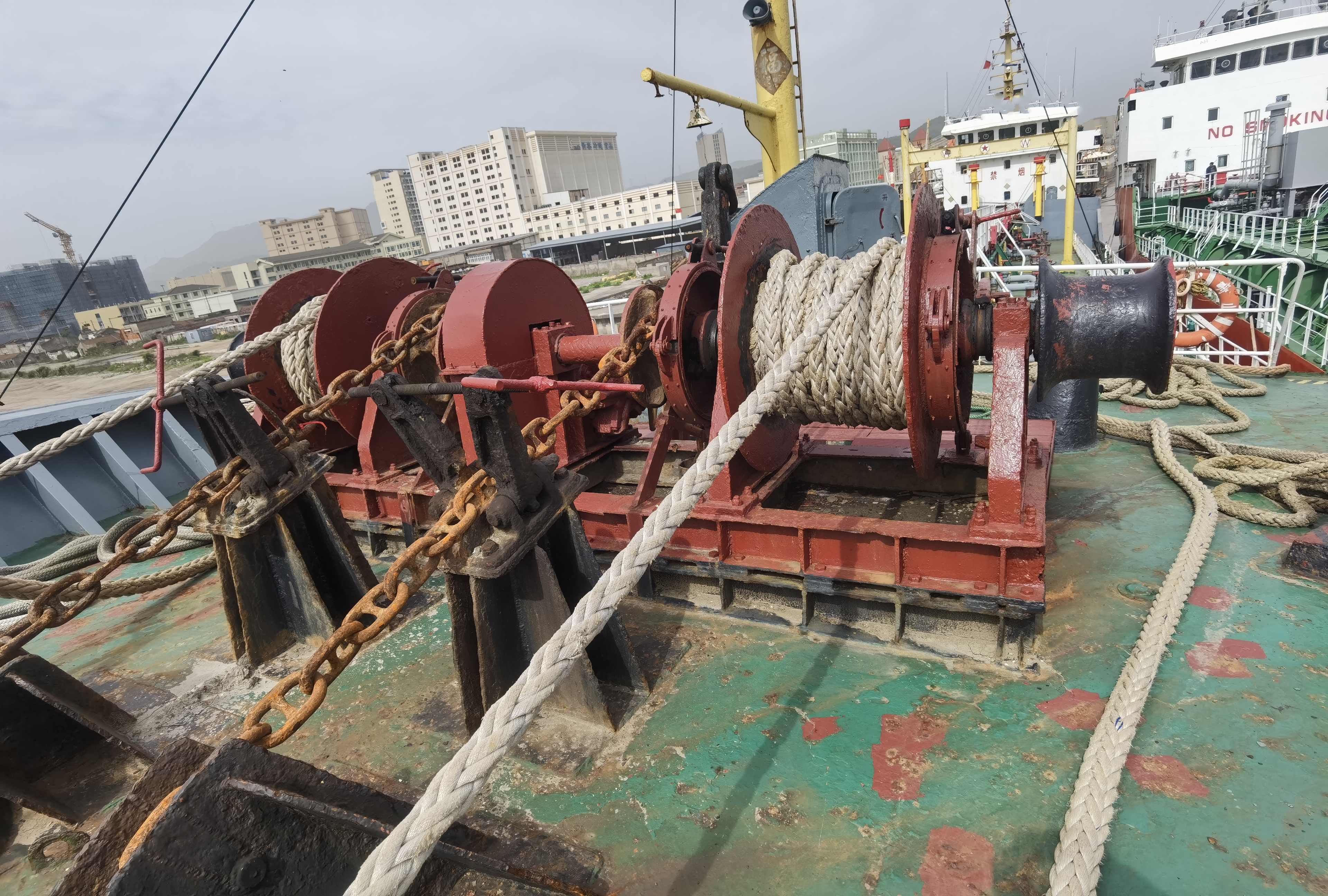 出售2440吨成品油船