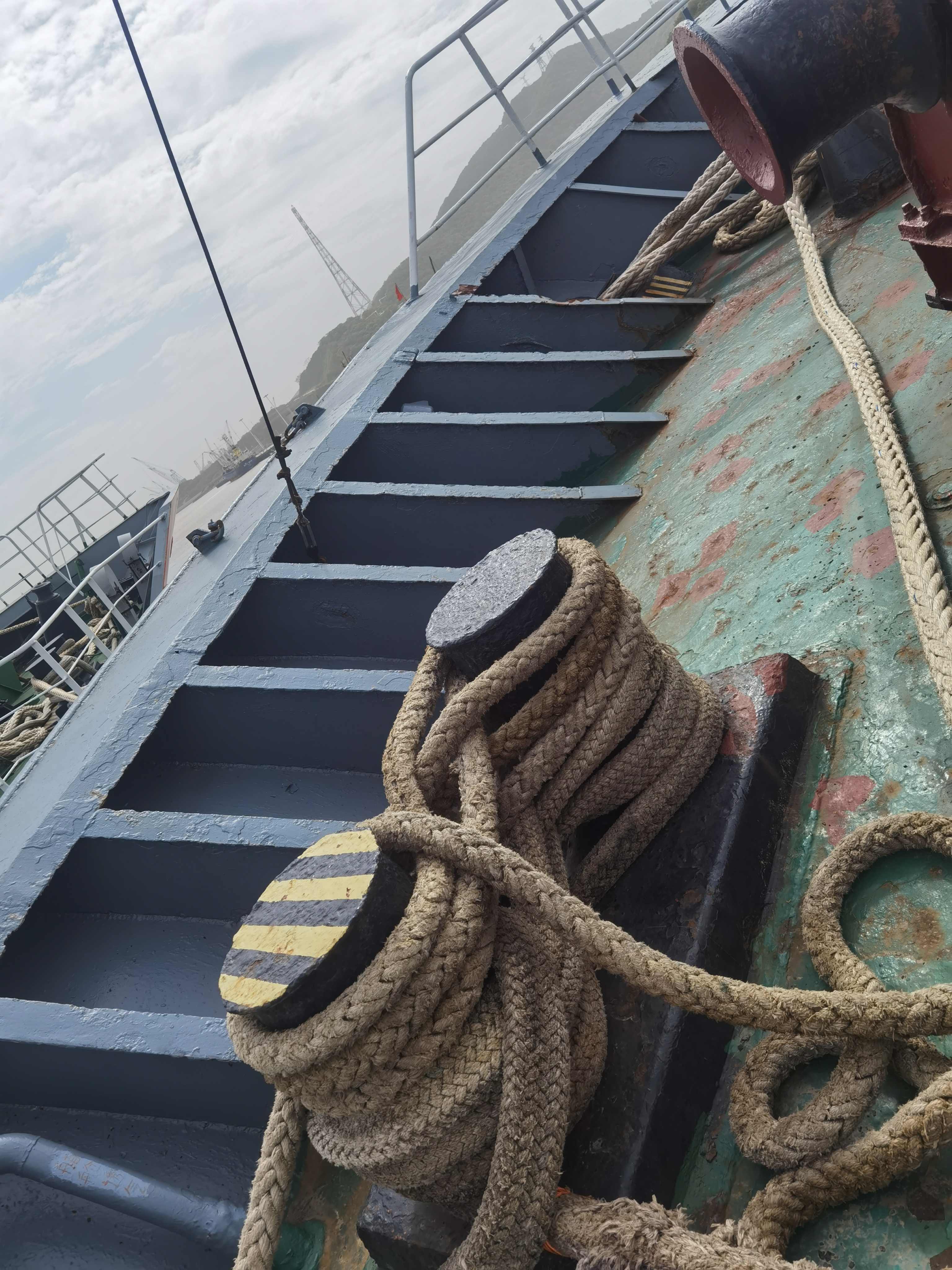 出售2440吨成品油船