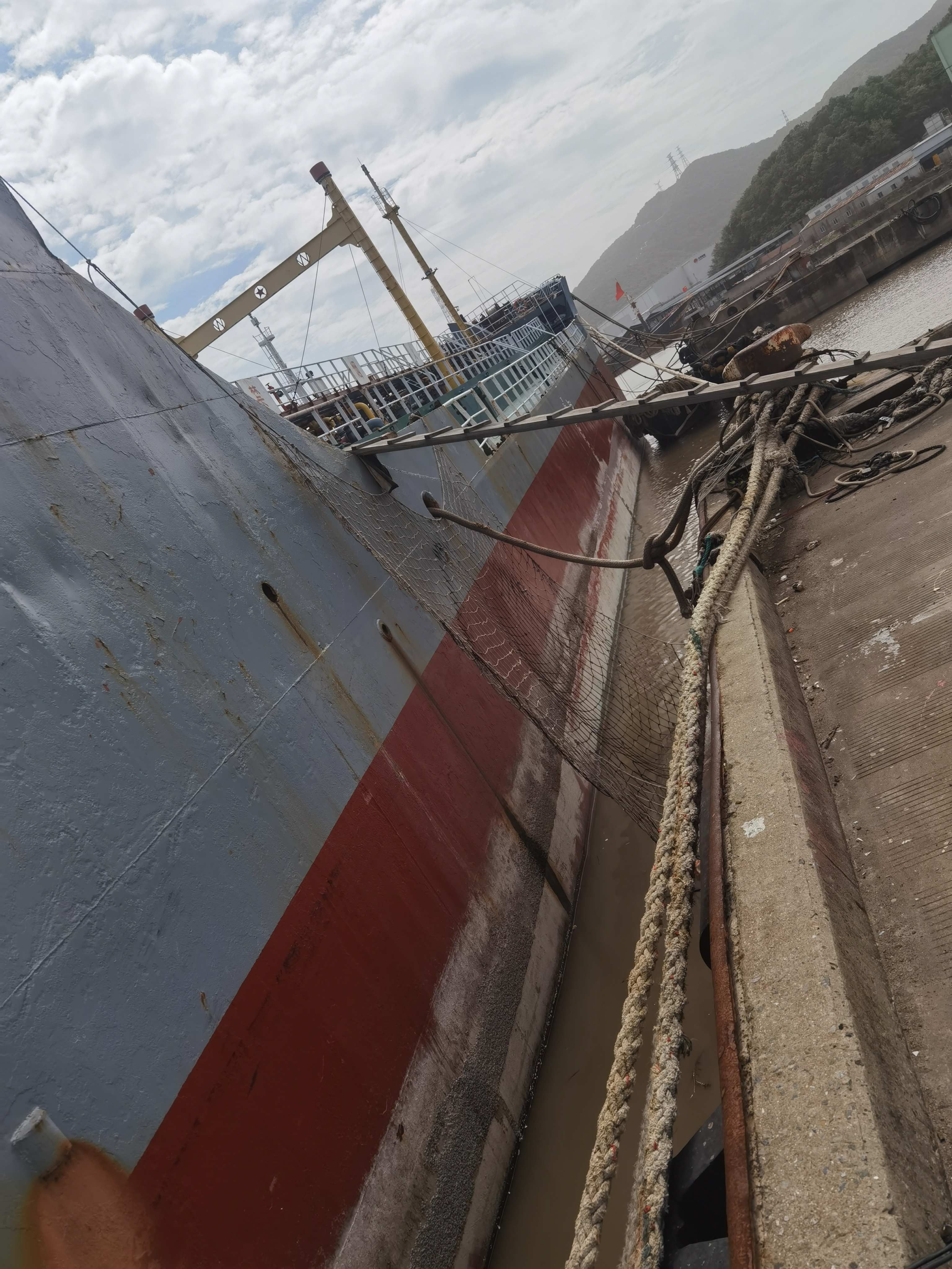 出售2440吨成品油船