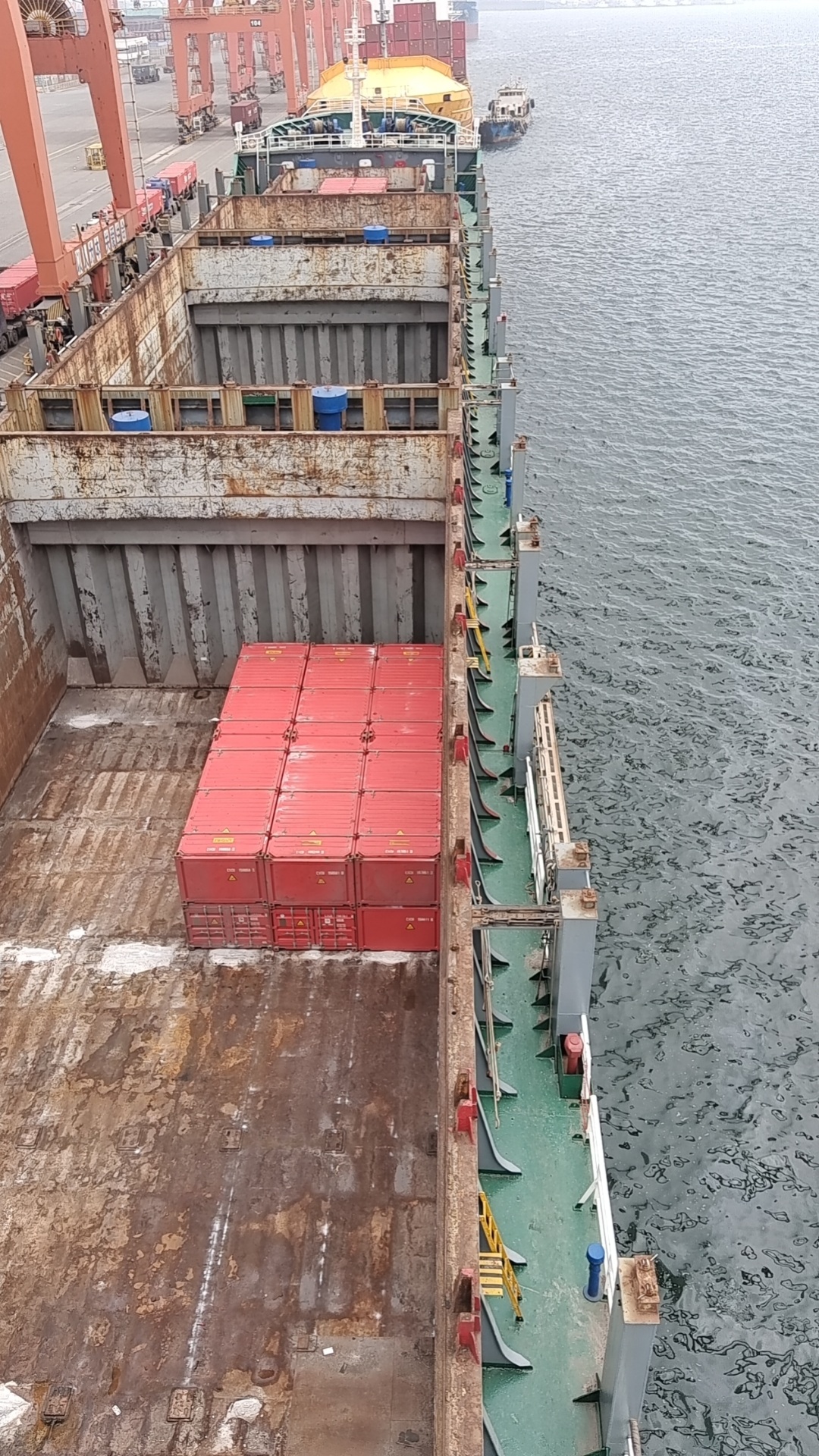 出售648箱集装箱船