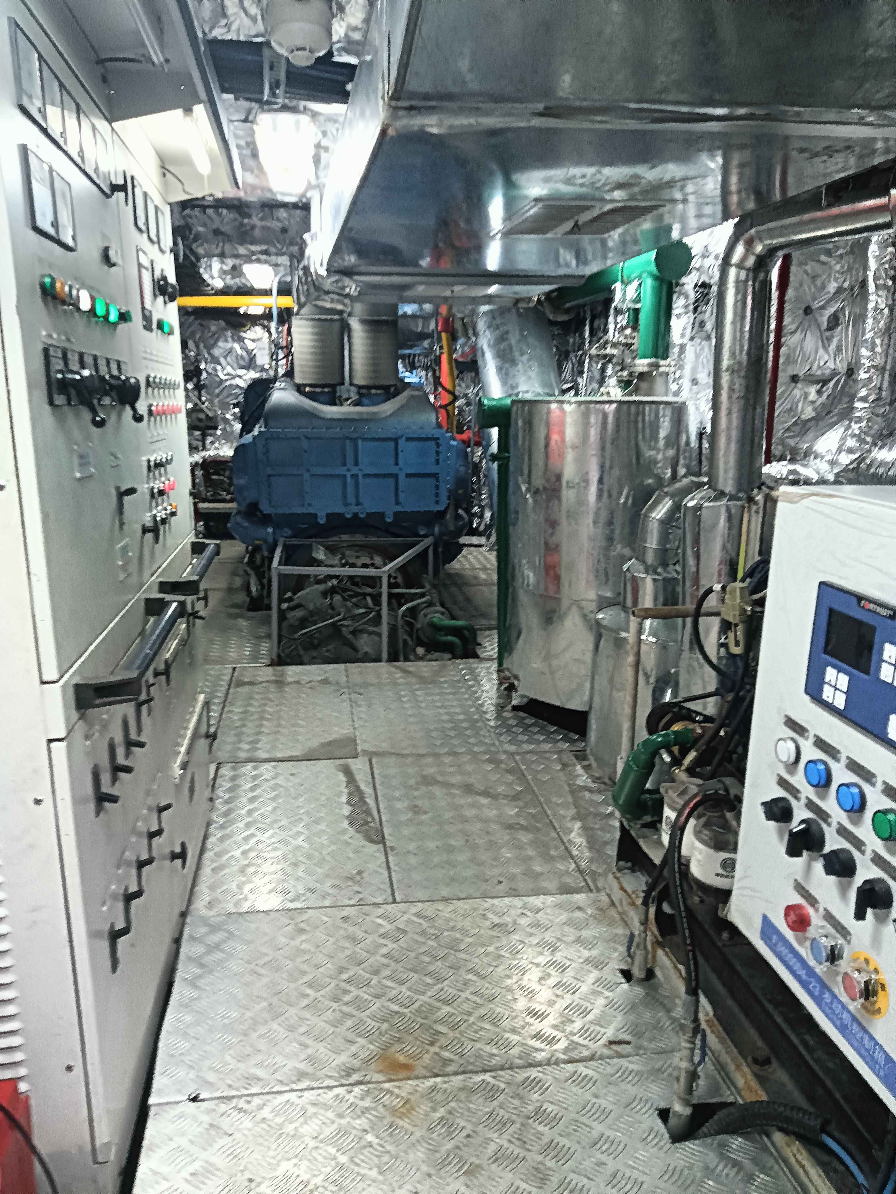 出售12人风电运维船