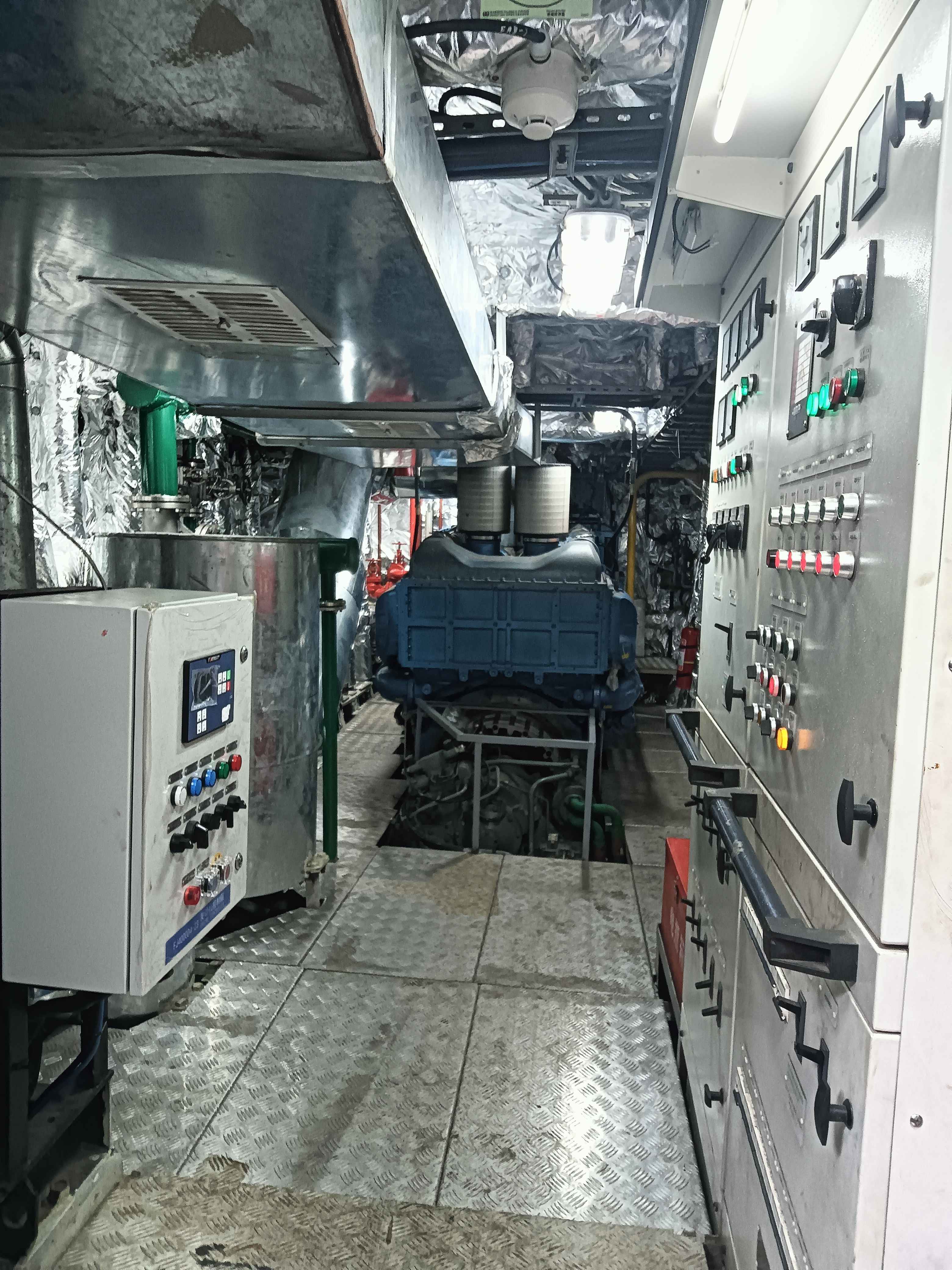 出售12人风电运维船