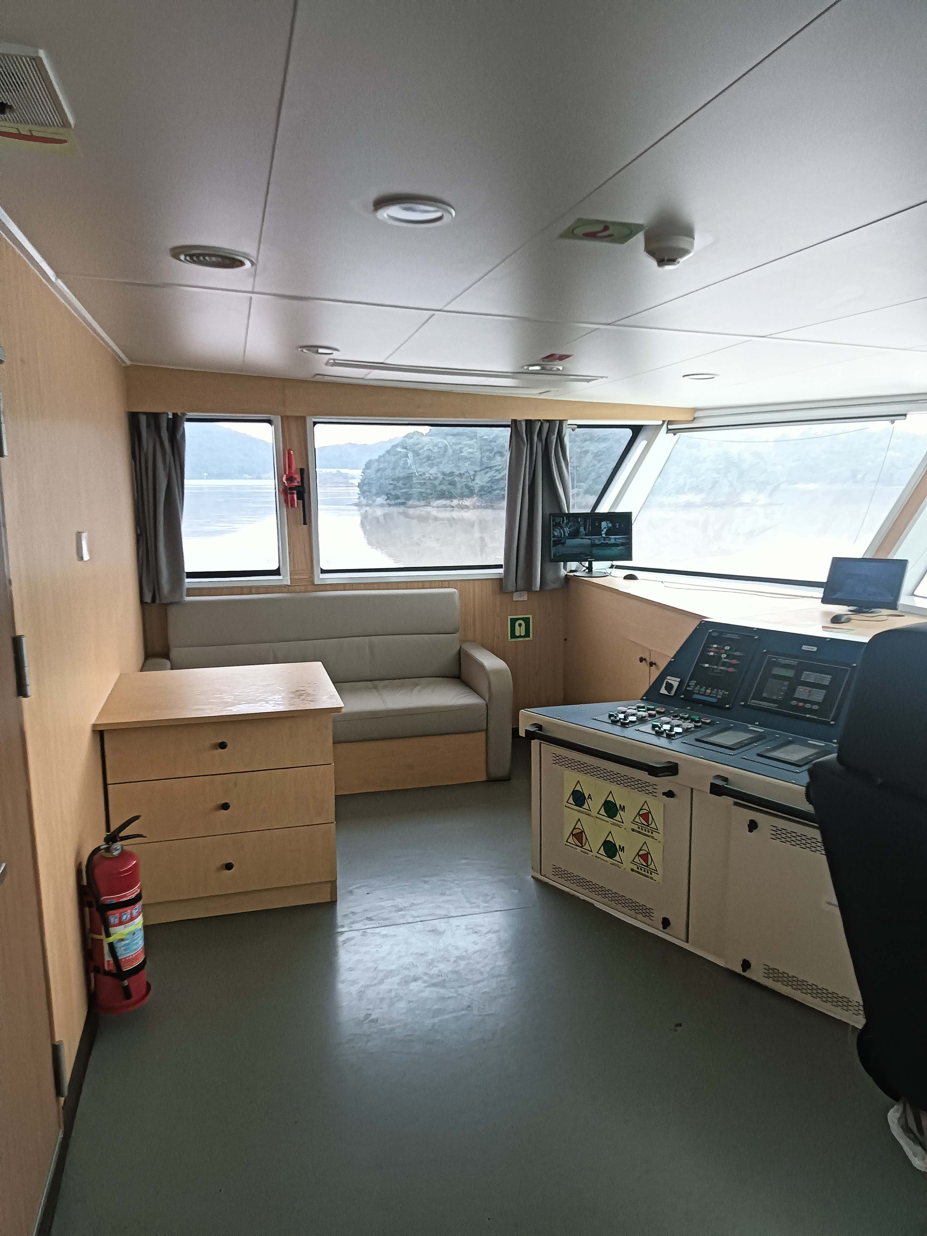 出售12人风电运维船