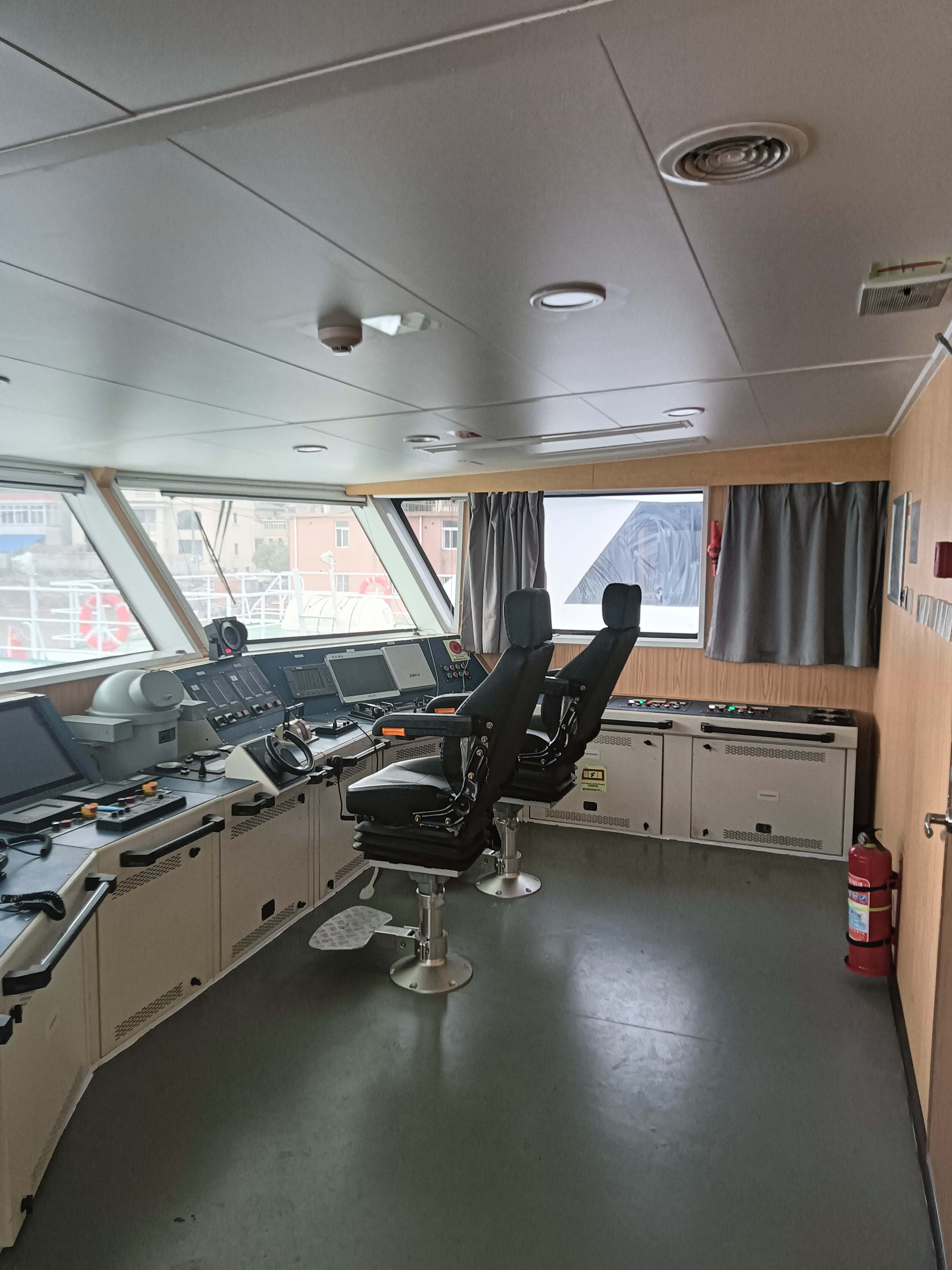 出售12人风电运维船