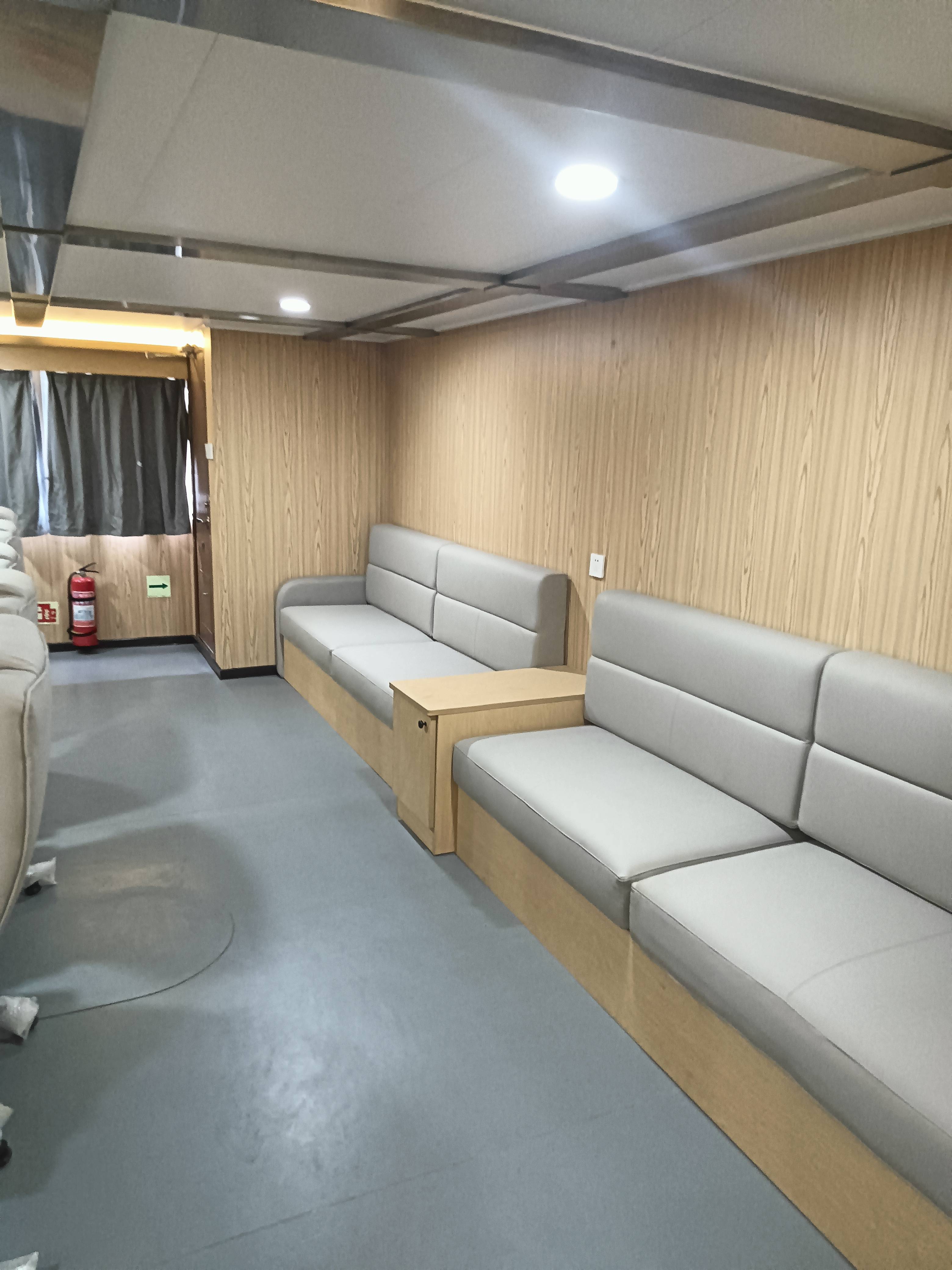 出售12人风电运维船