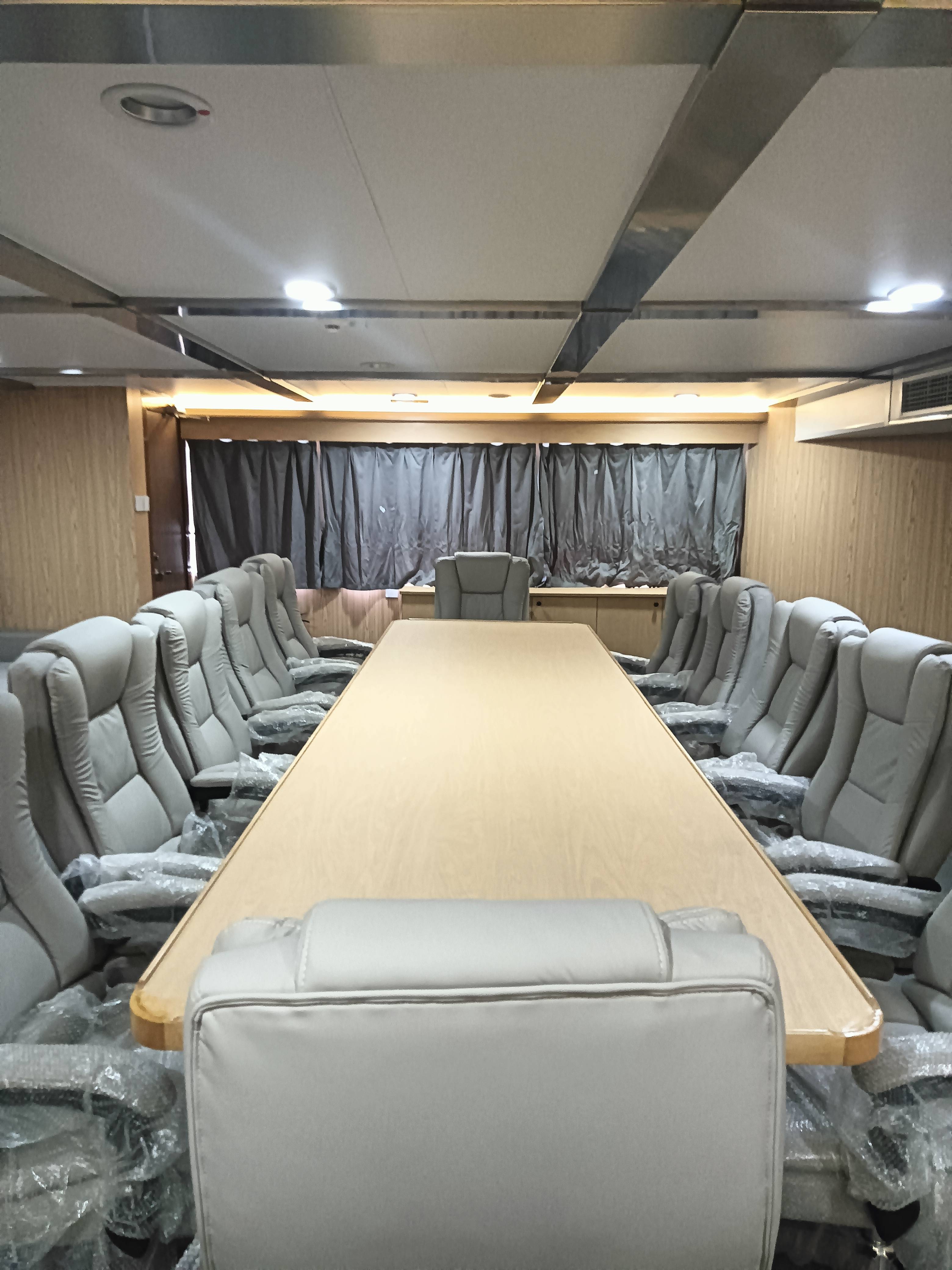 出售12人风电运维船