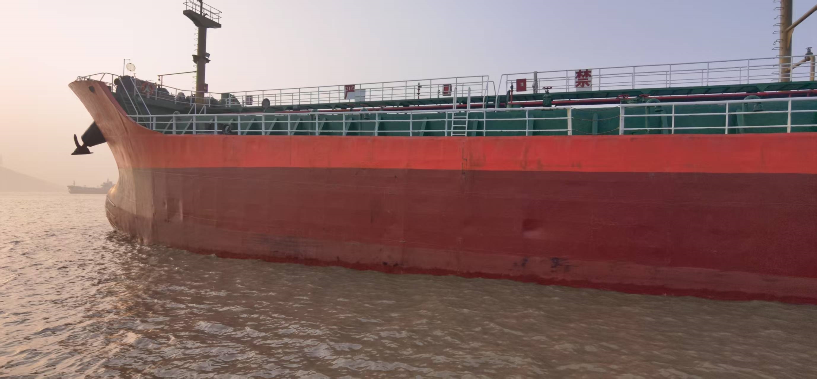 出售3600吨成品油船