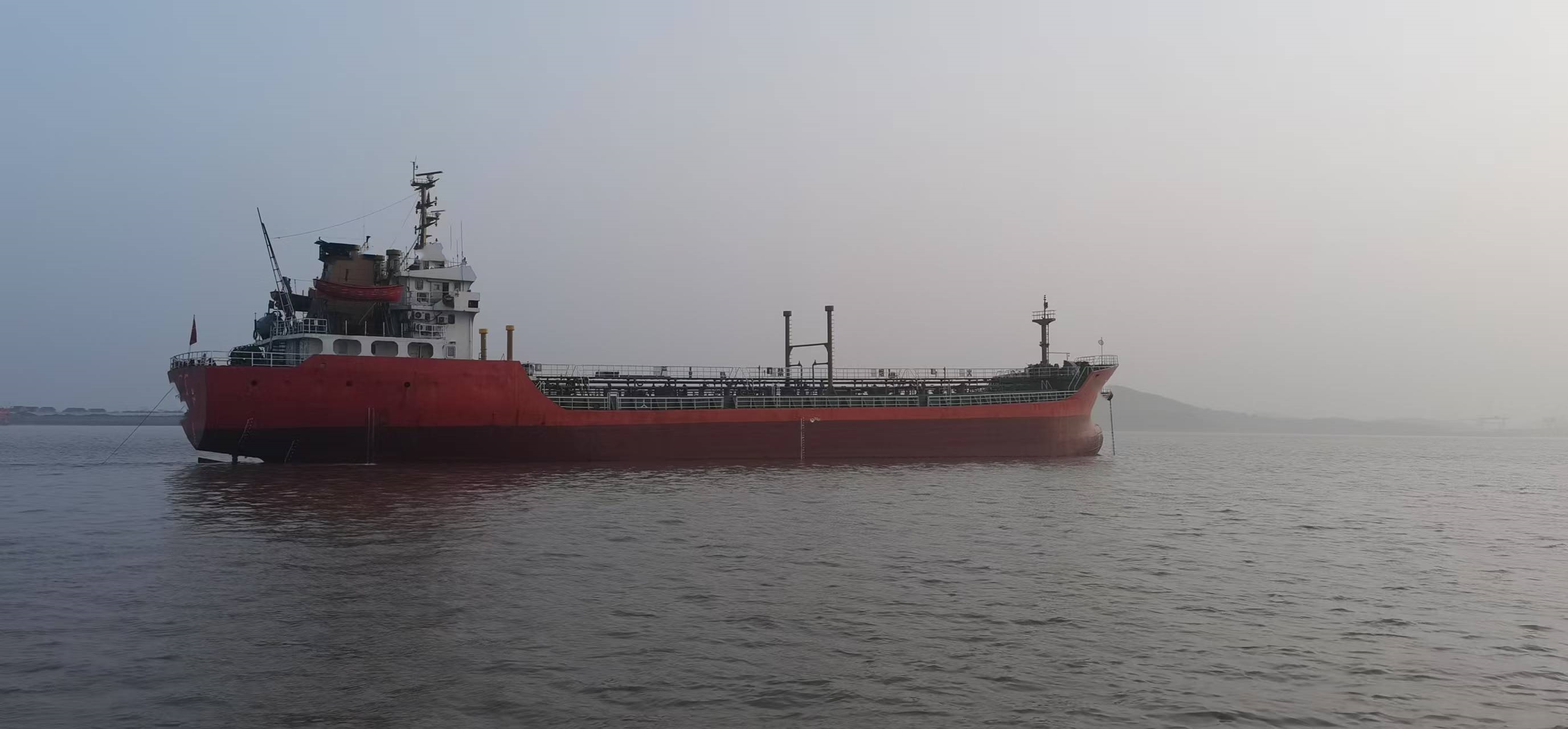 出售3600吨成品油船