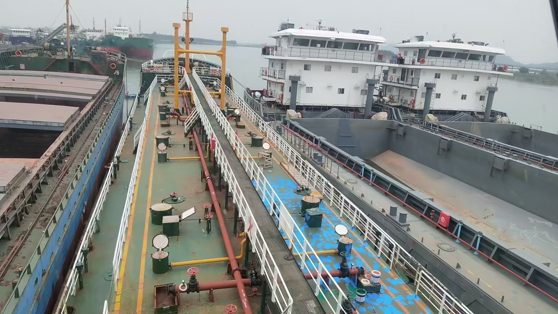 出售3366吨成品油船