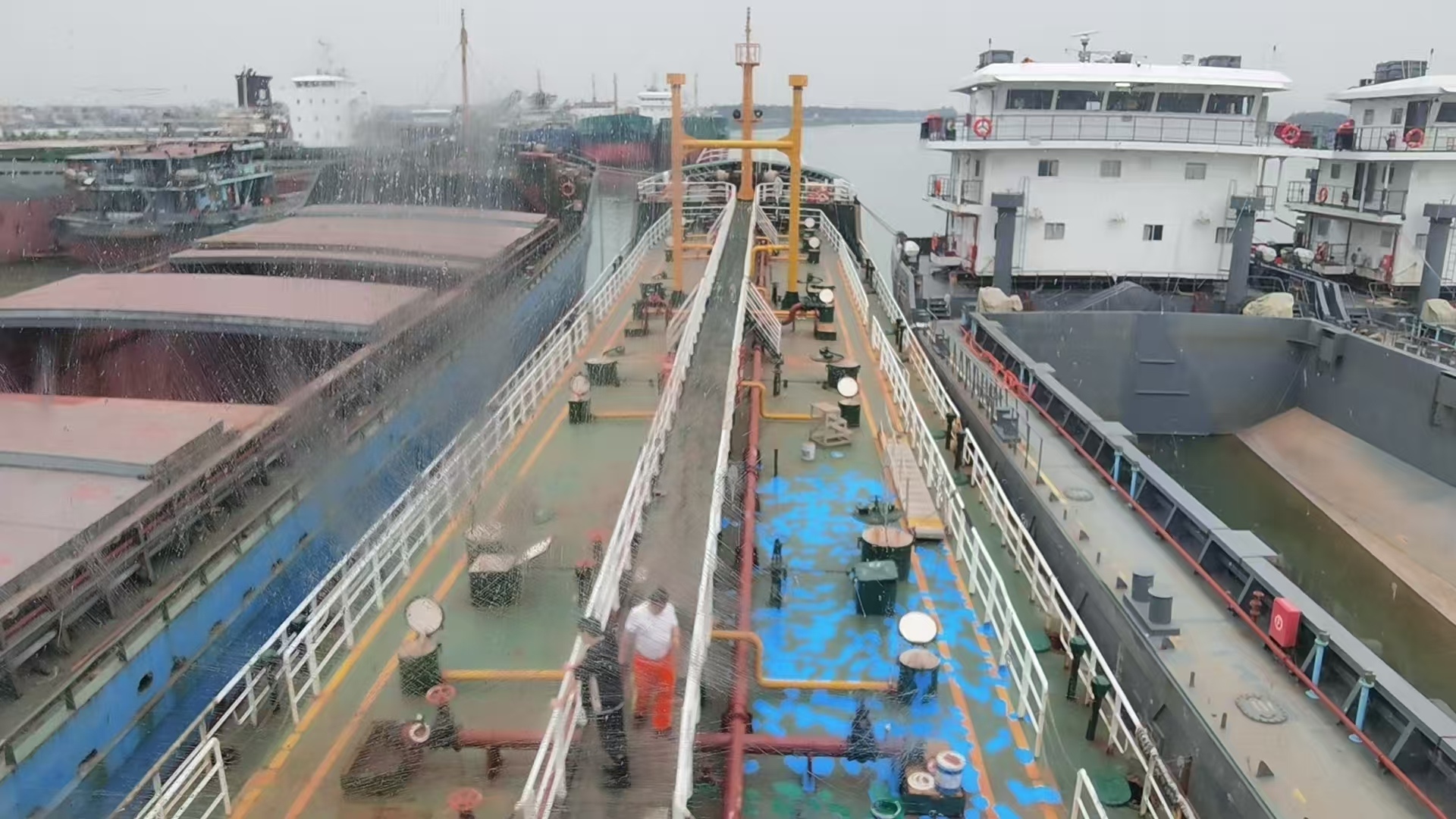 出售3366吨成品油船