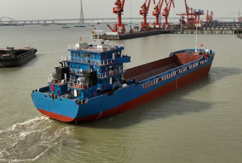 出售2600m³开体泥驳