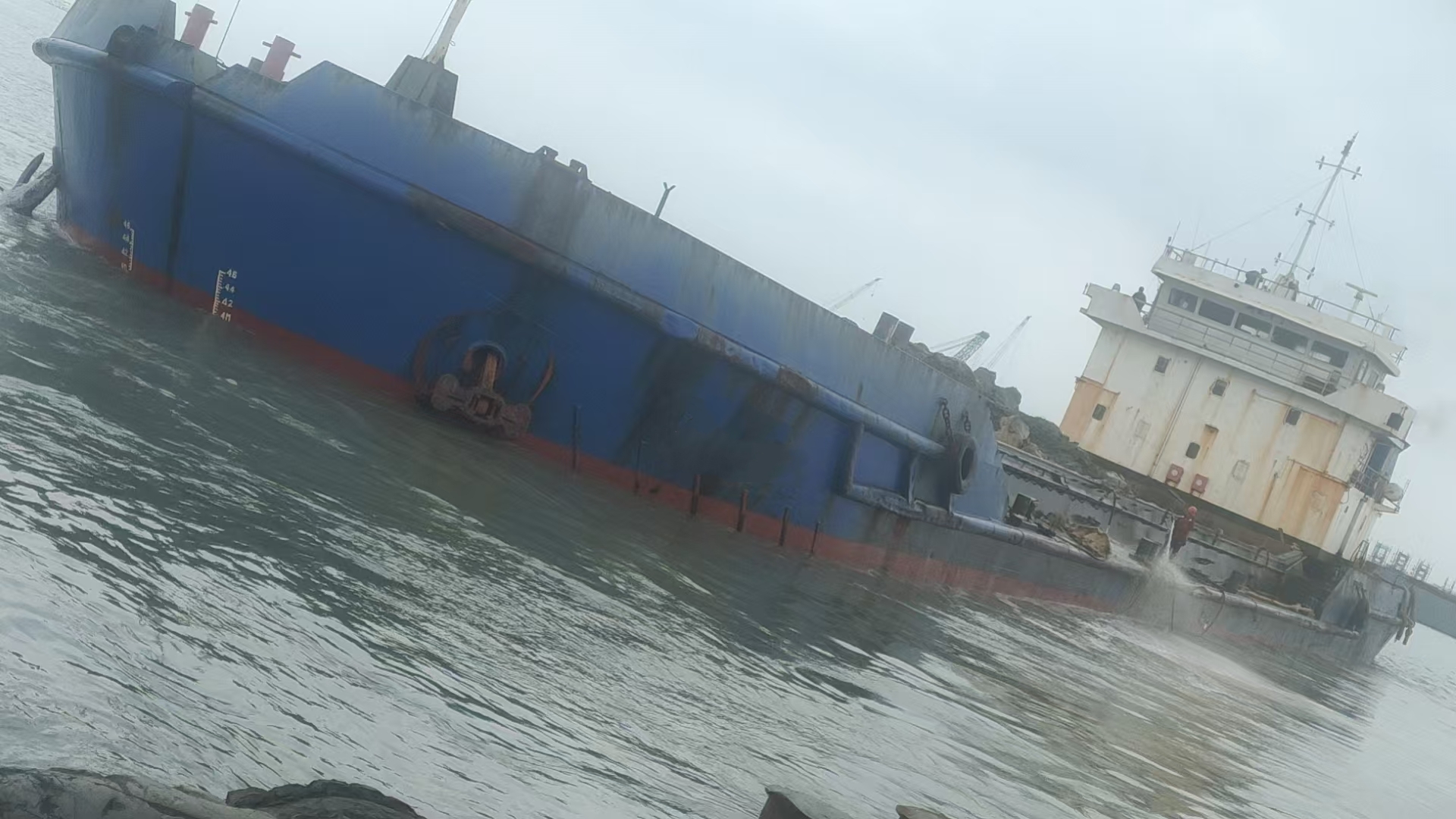 出售2000m³开体泥驳