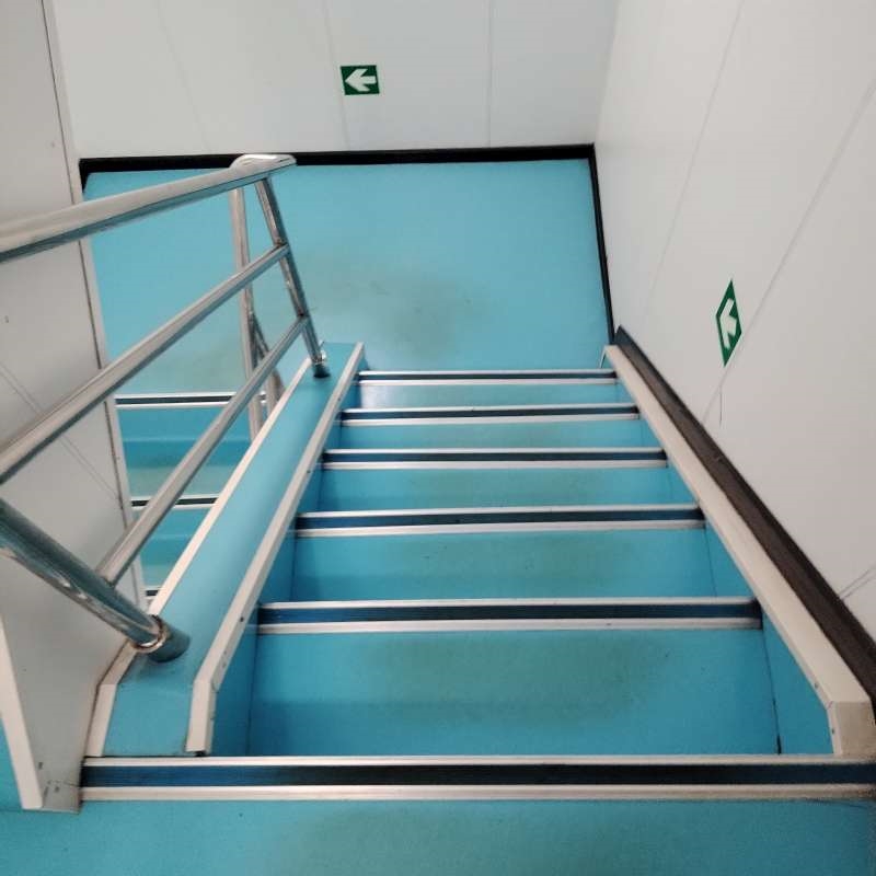 出售1354箱集装箱船