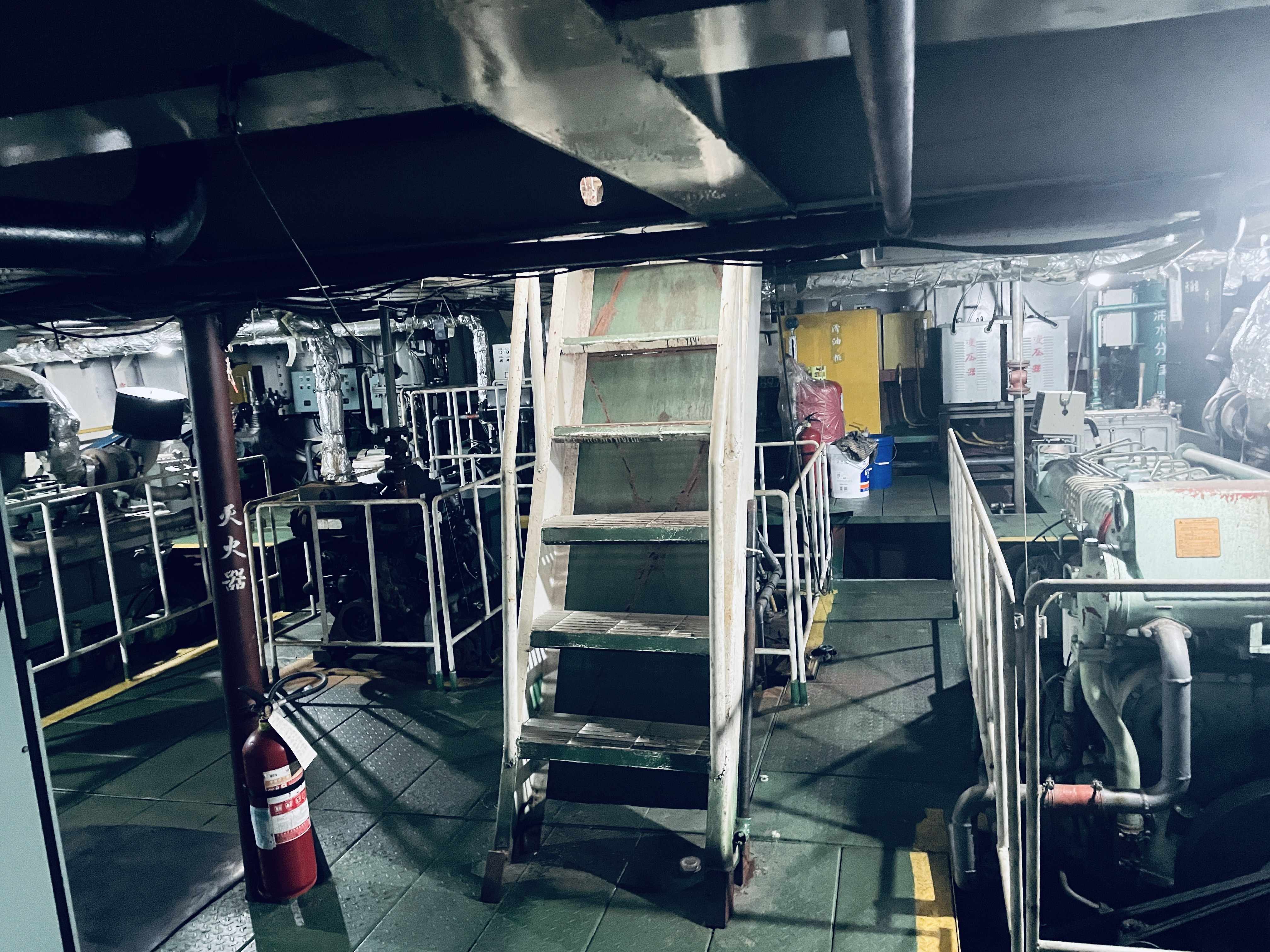 出售12人风电运维船