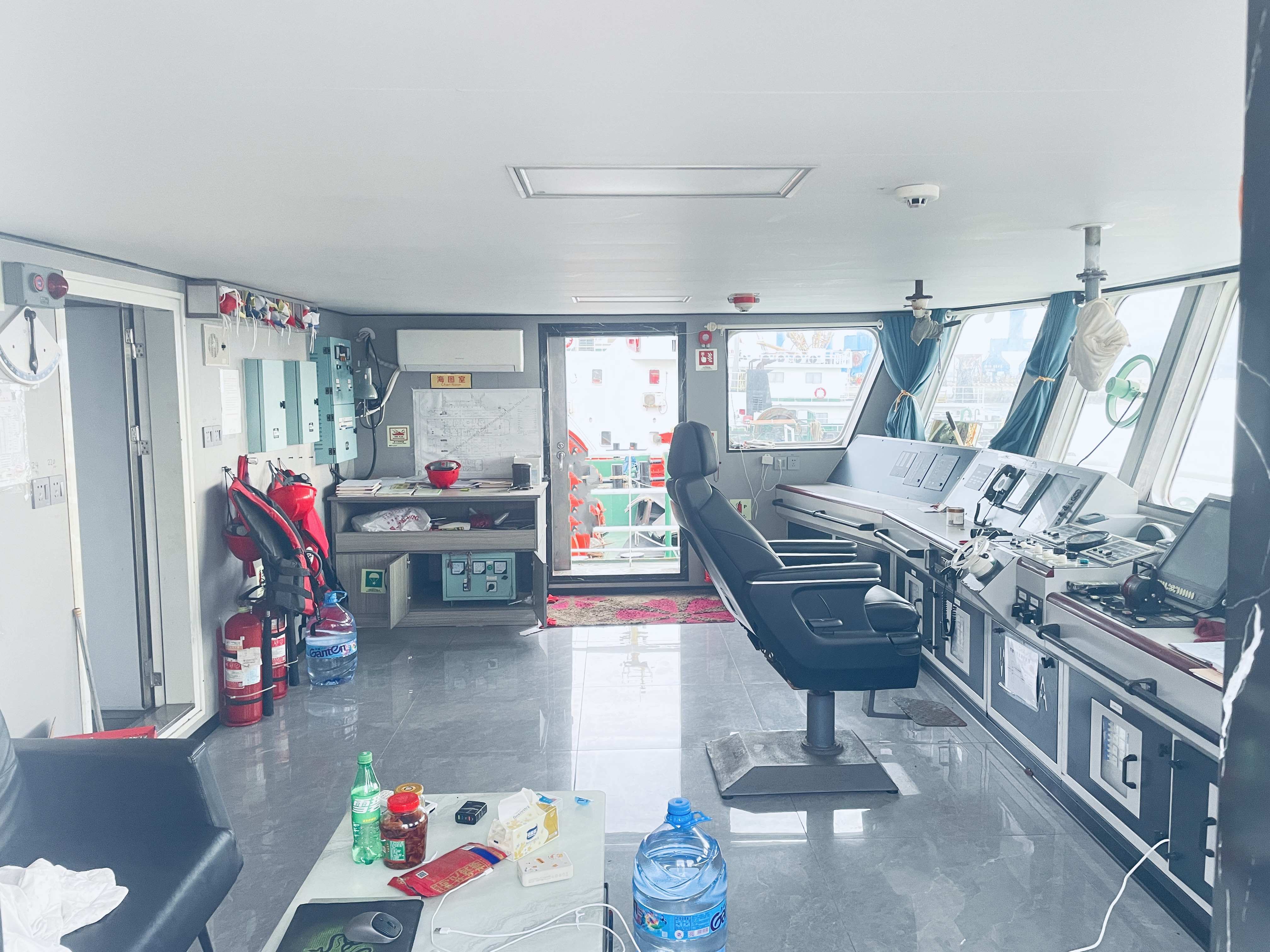 出售12人风电运维船