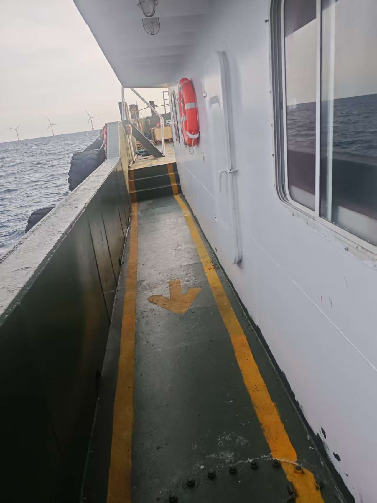 出售12人风电运维船