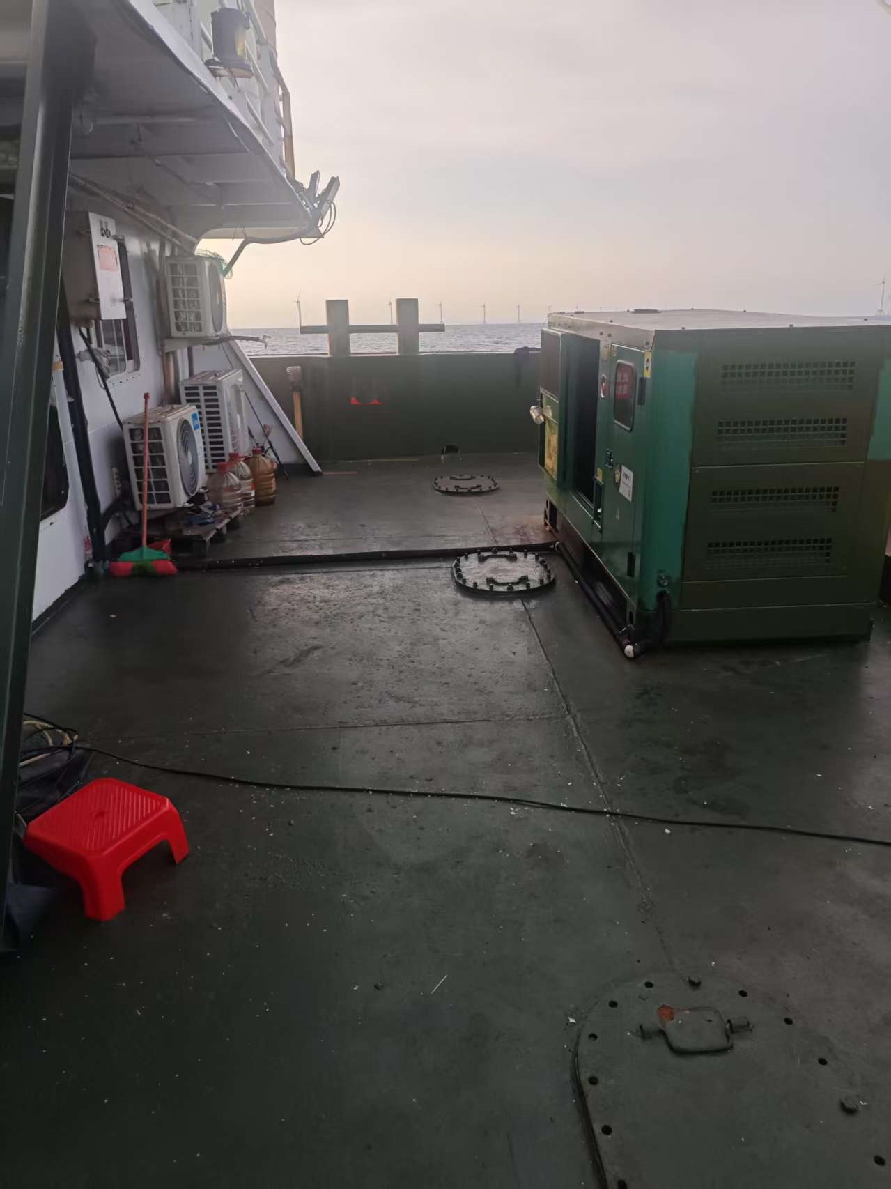 出售12人风电运维船