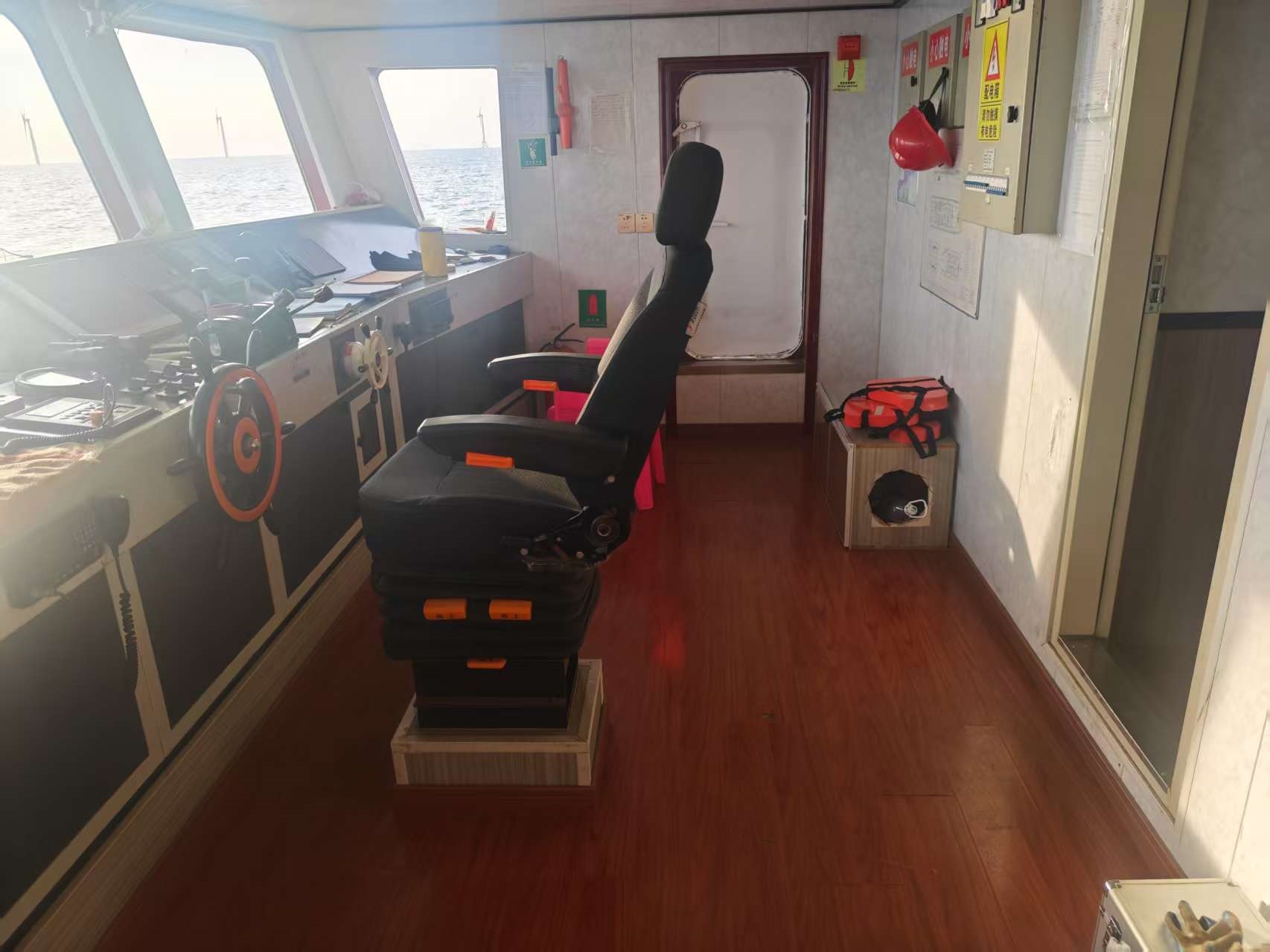 出售12人风电运维船