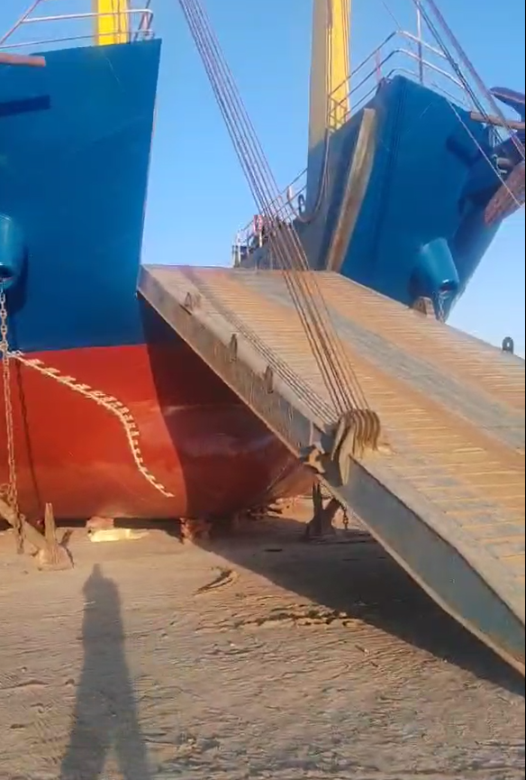 出售5060吨甲板货驳