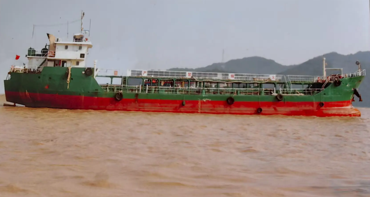 出售880吨成品油船