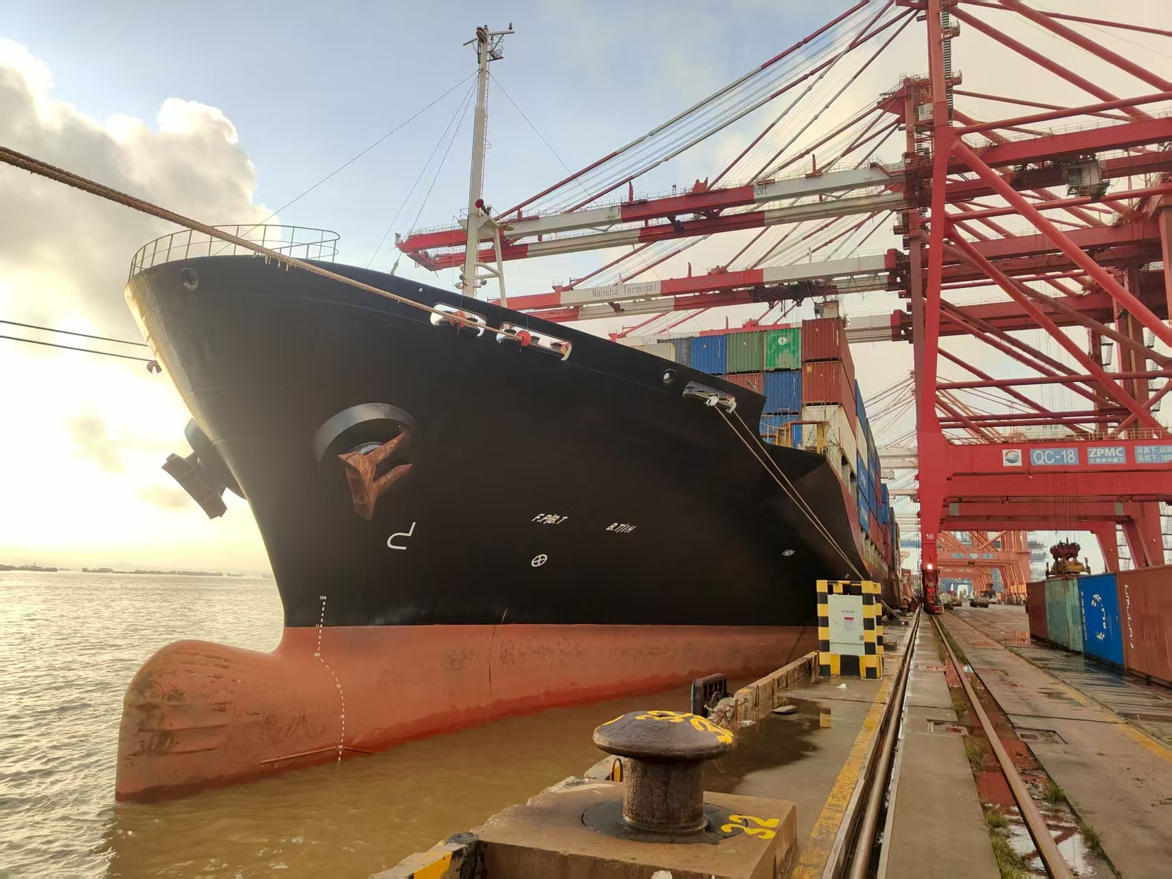 出售2553箱集装箱船